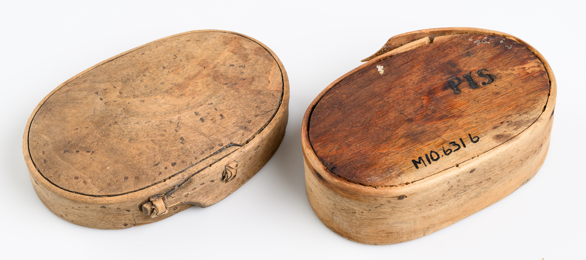 Spånask med lock. Oval grundform. Inbränd punktornering, ordnade i bågform. 

Inskrivet i huvudbok 1940.
