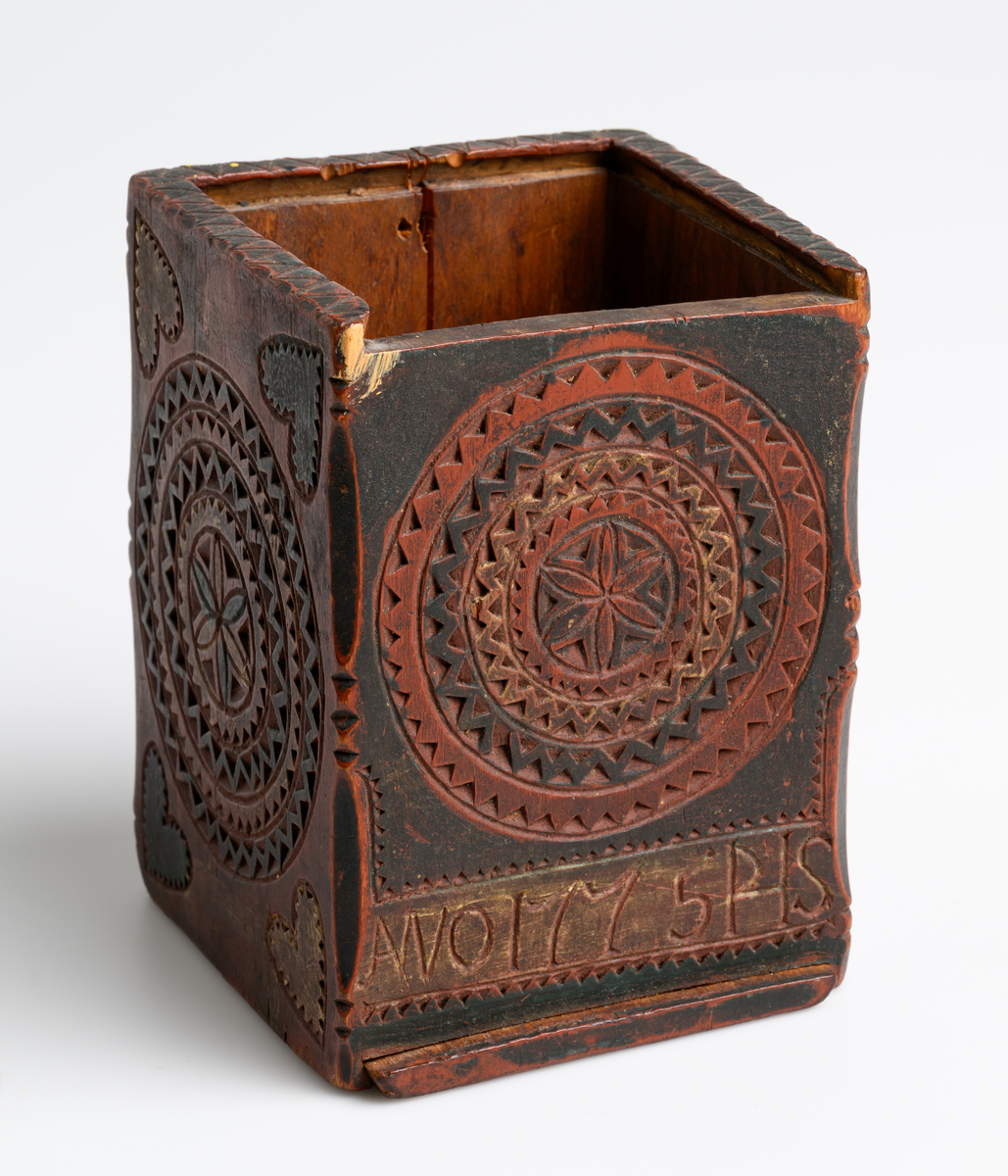 Låda, utskuren, daterad.
Mått: 13, 5 x 10, 3 x 10 cm.

Inskrivet i huvudkatalog 1886.