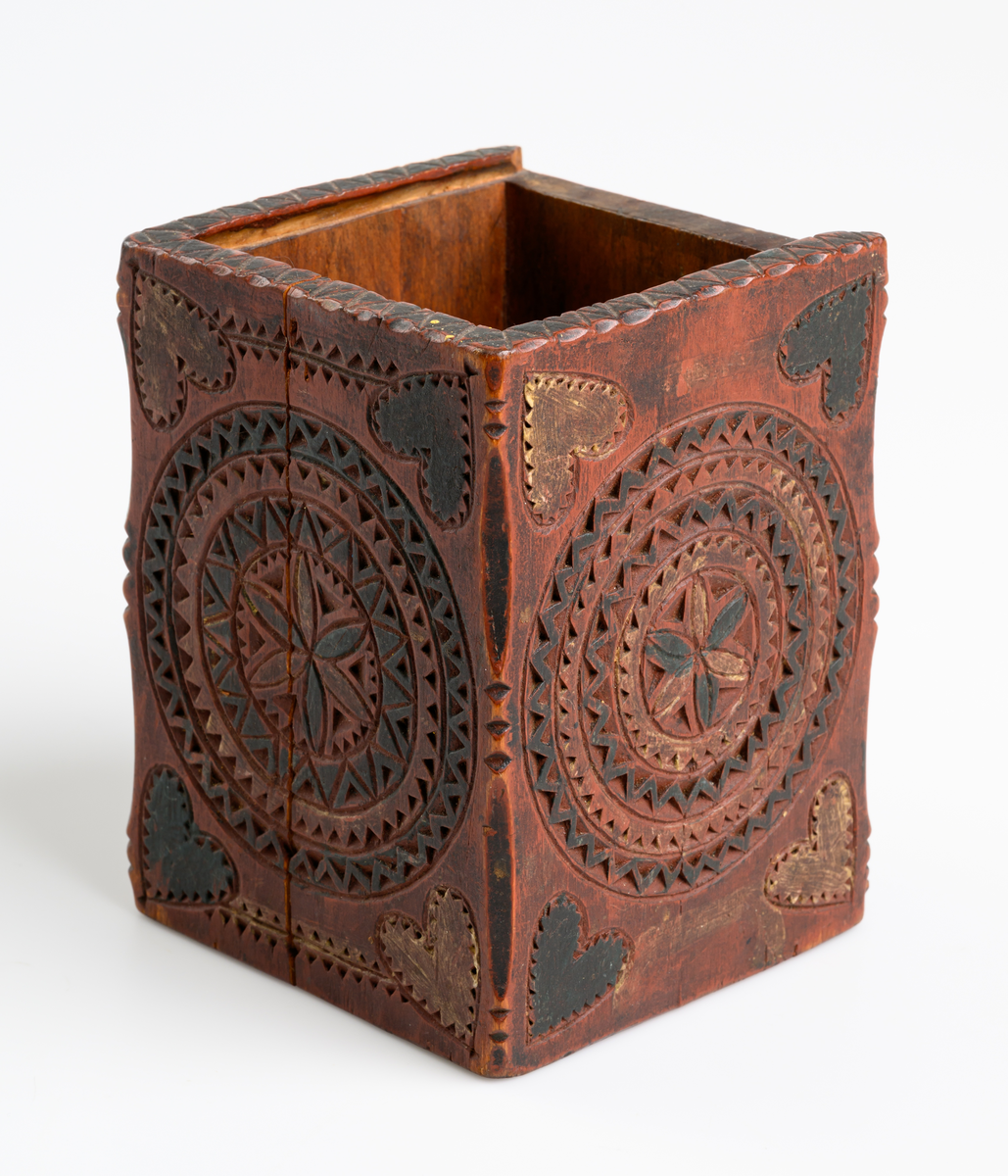 Låda, utskuren, daterad.
Mått: 13, 5 x 10, 3 x 10 cm.

Inskrivet i huvudkatalog 1886.