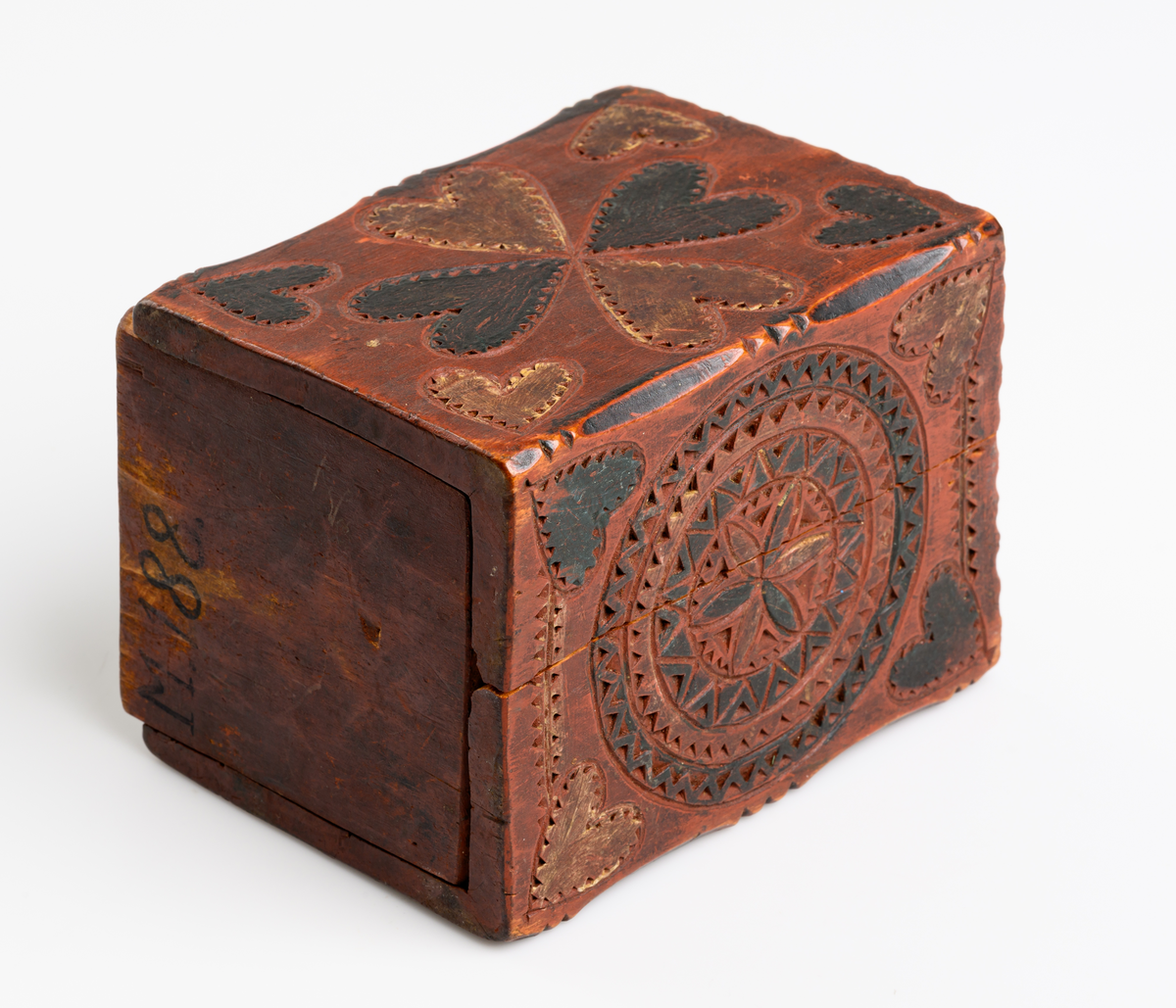 Låda, utskuren, daterad.
Mått: 13, 5 x 10, 3 x 10 cm.

Inskrivet i huvudkatalog 1886.