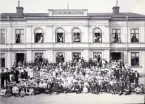 En stor grupp människor (mestadels barn) har samlats framför (och i) i Godtemplarhuset på Nygatan i Växjö, en sommardag
ca 1905.