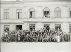 Medlemmarna med familjer har samlats framför (och i) i Godtemplarhuset (IOGT) på Nygatan i Växjö, en sommardag
ca 1912-1914.
