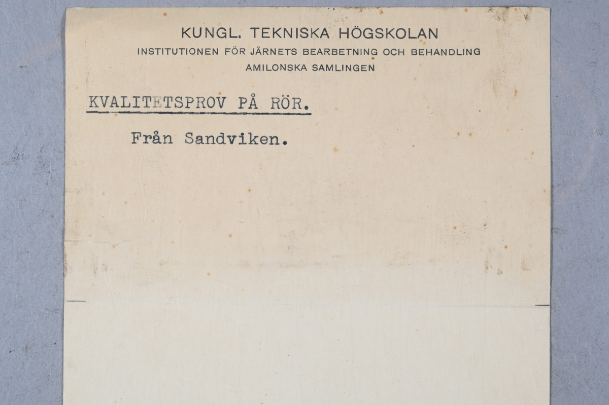 Rörprov. Märkning på provet med stämpel: "Hofors". Medföljande lapp med notering: "Kvalitetsprov på rör. Från Sandviken."