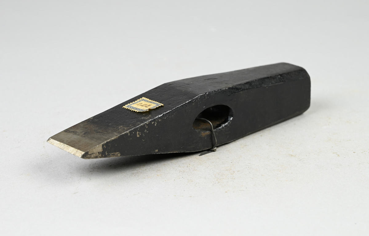 Prov på kallmejsel. Påklistrad etikett på provet med notering: "222". Tillhörande lapp med notering: "Kallmejsel. Från Elfkarleö."