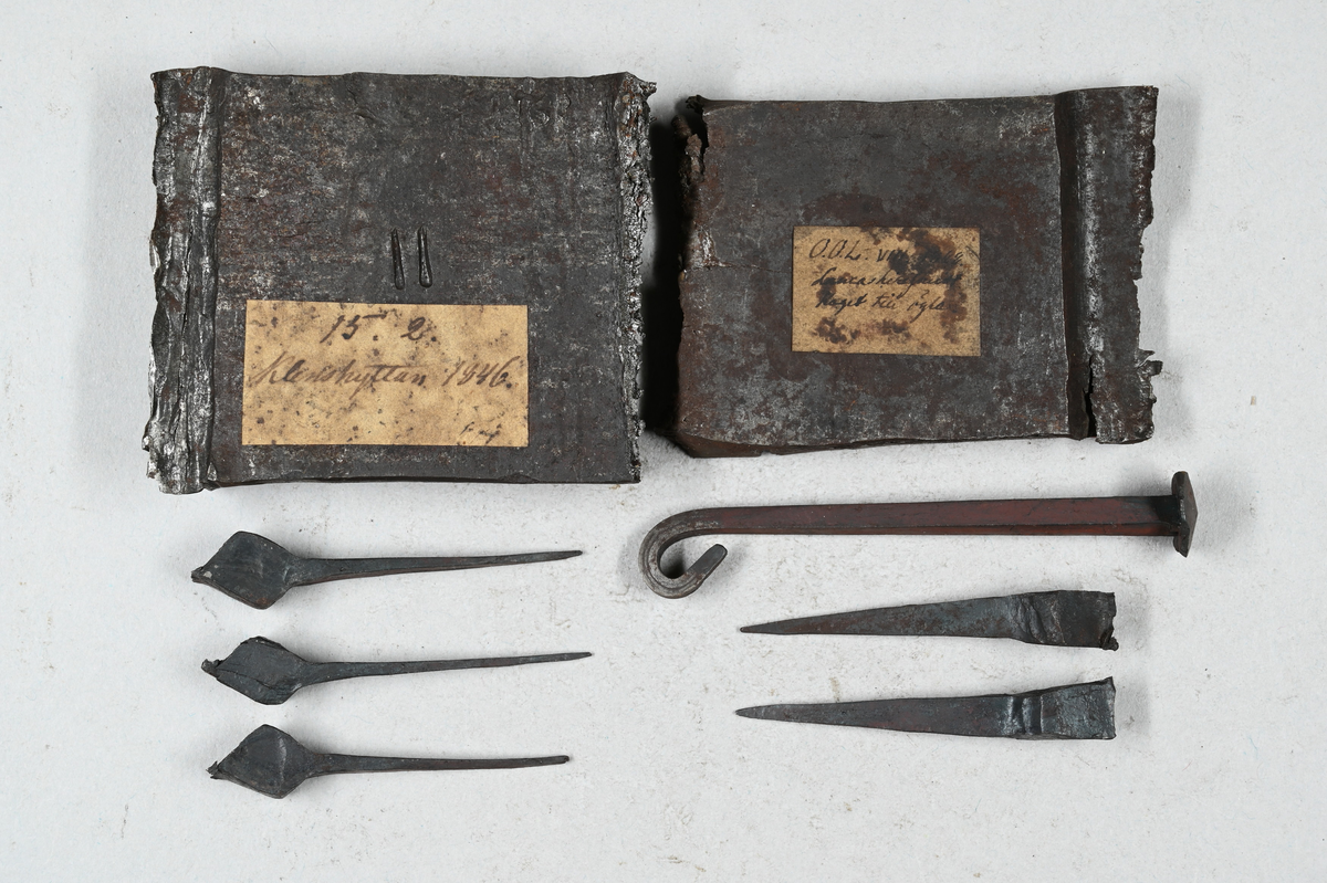 Två prover på tackjärn, en spik  och flera prover på hästskosöm. Märkning på båda tackjärnsproverna med påklistrad lapp med notering: "15.2. Klenshyttan 1846." och "O. O. L. VIII 1848 (?). Lancashire...(?), Taget (?) till ögla (?)."