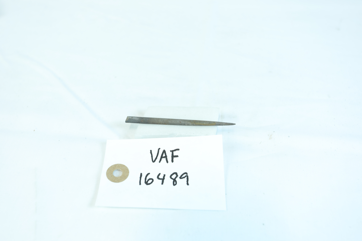 Flat og avlang metallgjenstand med en tilspisset ende. 