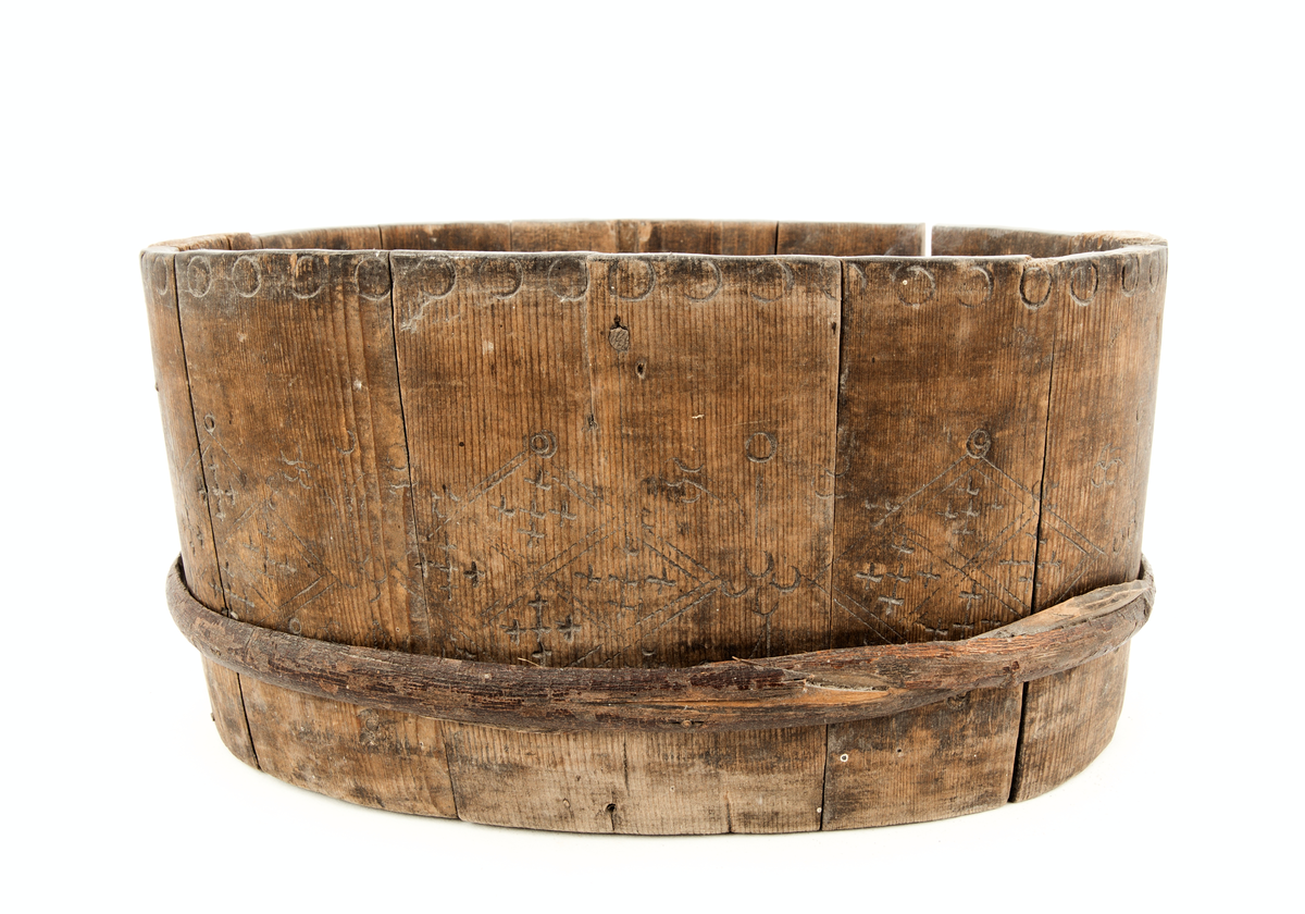Oval lagga holk med svidekor.
