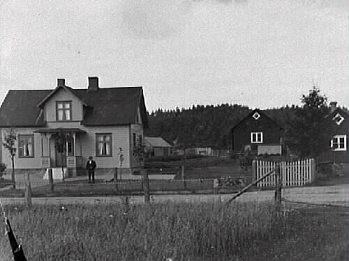 Helga och Lilly Rings hem. I trädgården står drängen Anders Petter. Huset låg intill Gällareds station. I bakgrunden syns Nils Nilssons kvarn- och sågbyggnad.