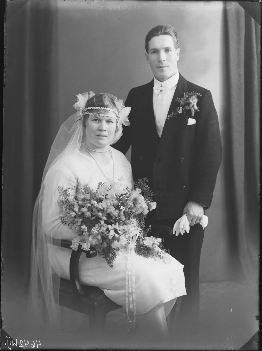 Fotografering beställd av K. G. Johansson. Föreställer sannolikt Knut Gustaf Johansson (1902-1985) och hans hustru Elna Maria Eriksson (1900-1983) som gifte sig den 6 oktober 1929. Tog senare efternamnet Rydeland.