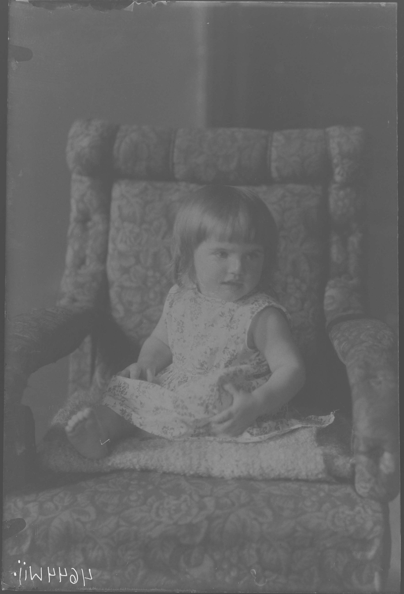 Fotografering beställd av arrendator Andersson. Föreställer sannolikt Inga Vilhelmina Andersson (1928-2008). Gifte sig Tillö.