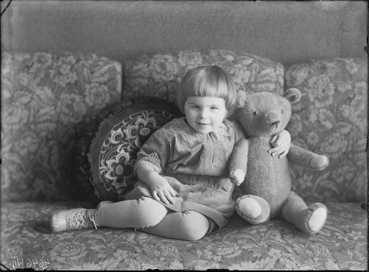 Fotografering beställd av Ulla Elander. Föreställer Ulla Charlotta Elander (1927-2008).