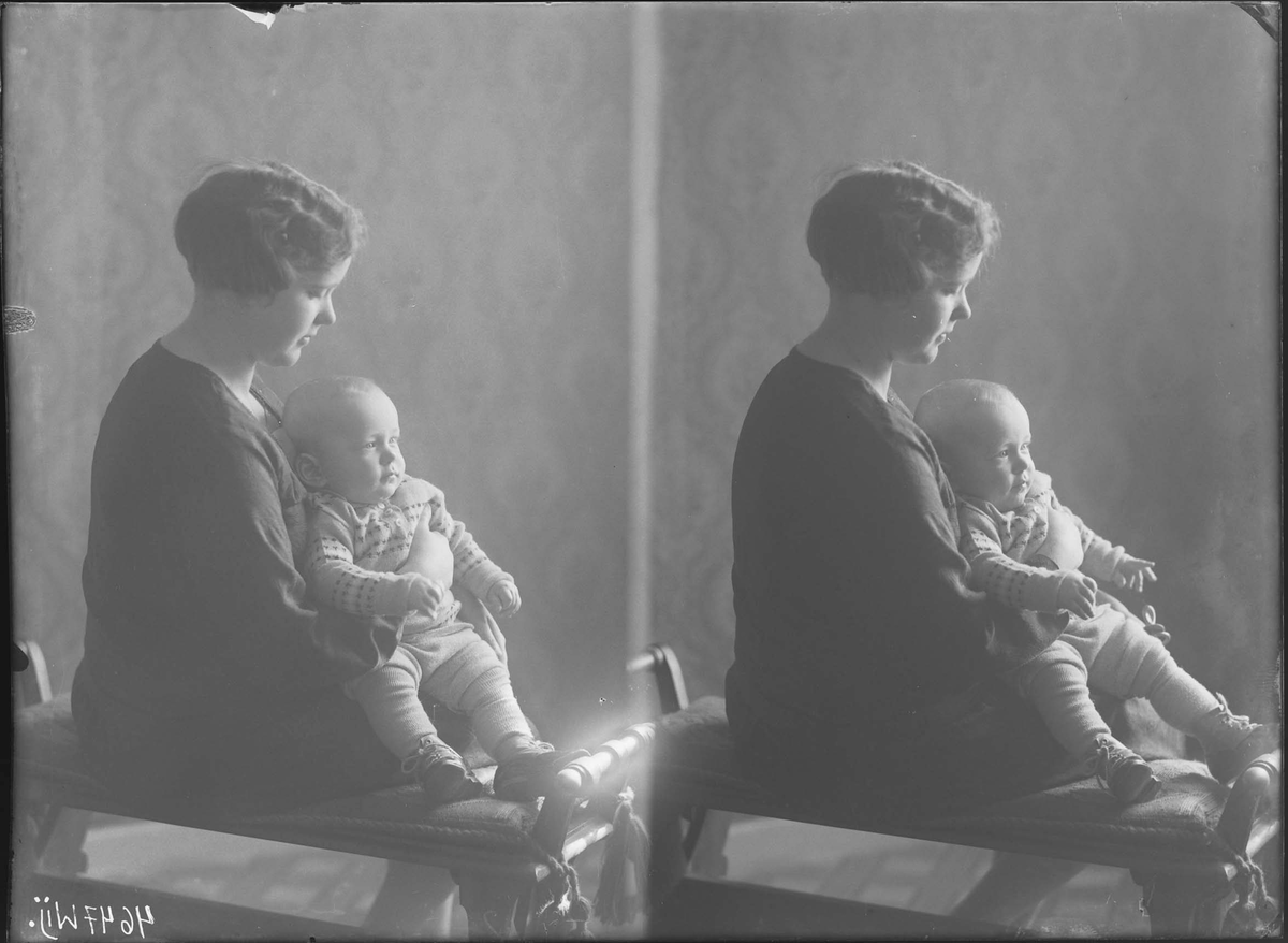 Fotografering beställd av Stig Selwin. Föreställer Märta Frida Emilia Adamsson (1907-1994) med hennes son Stig Henning Runo Selwin (1929-1999).