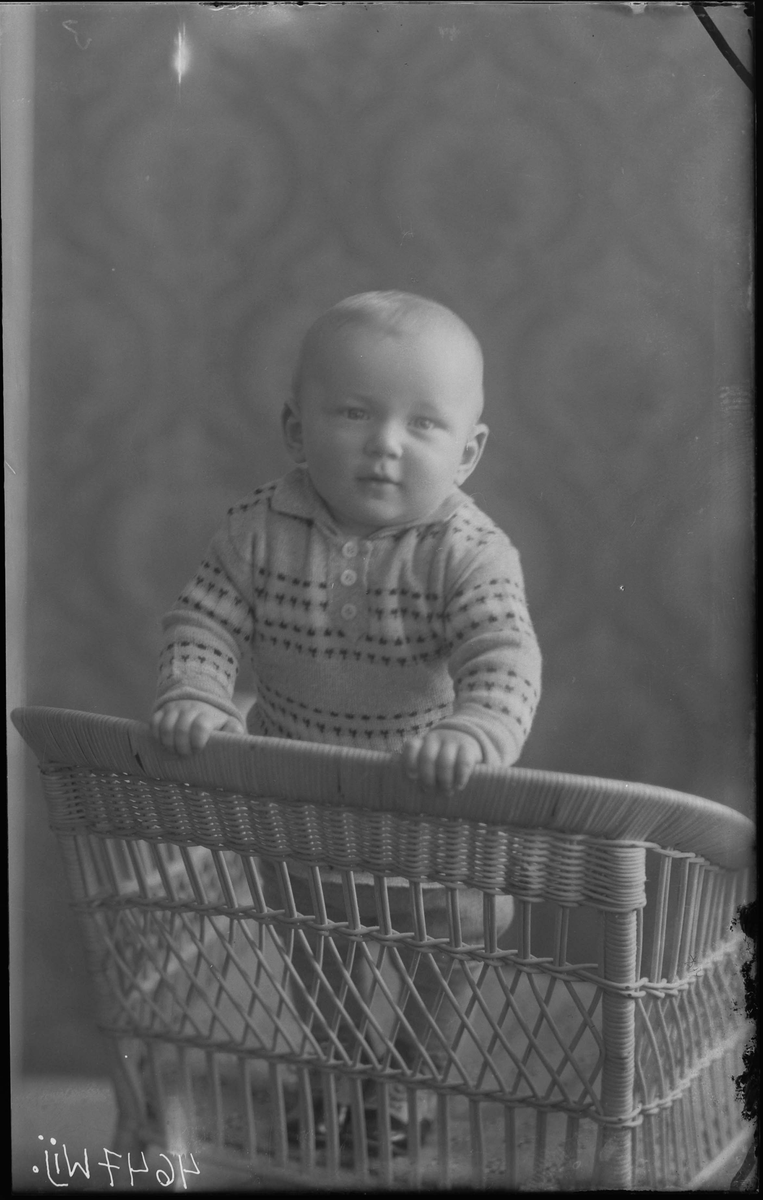 Fotografering beställd av Stig Selwin. Föreställer Stig Henning Runo Selwin (1929-1999).