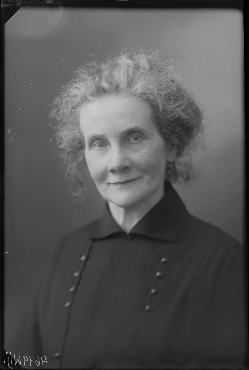 Fotografering beställd av Kerstin Östlund. Föreställer handelsidkerskan Kerstin Ersdotter Östlund (1866-1943) på Stora Johanneslund 2.