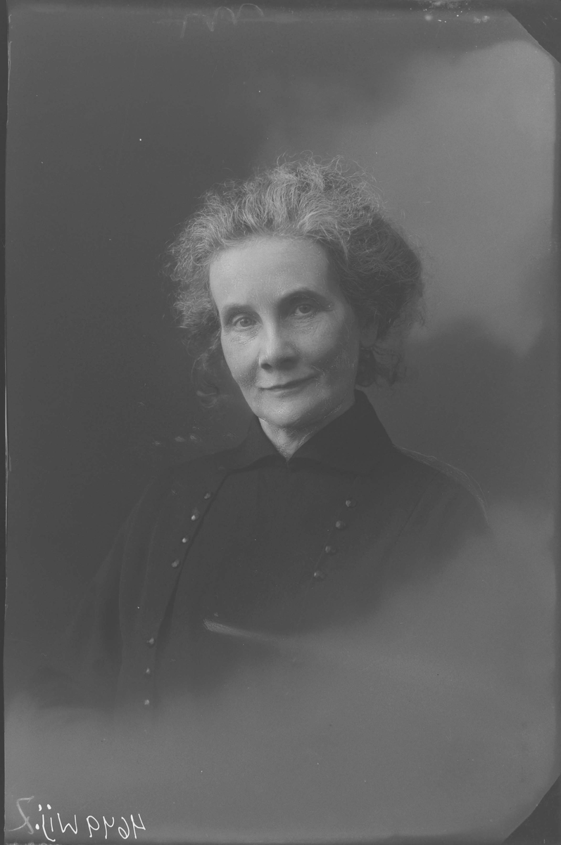 Fotografering beställd av Kerstin Östlund. Föreställer handelsidkerskan Kerstin Ersdotter Östlund (1866-1943) på Stora Johanneslund 2.
