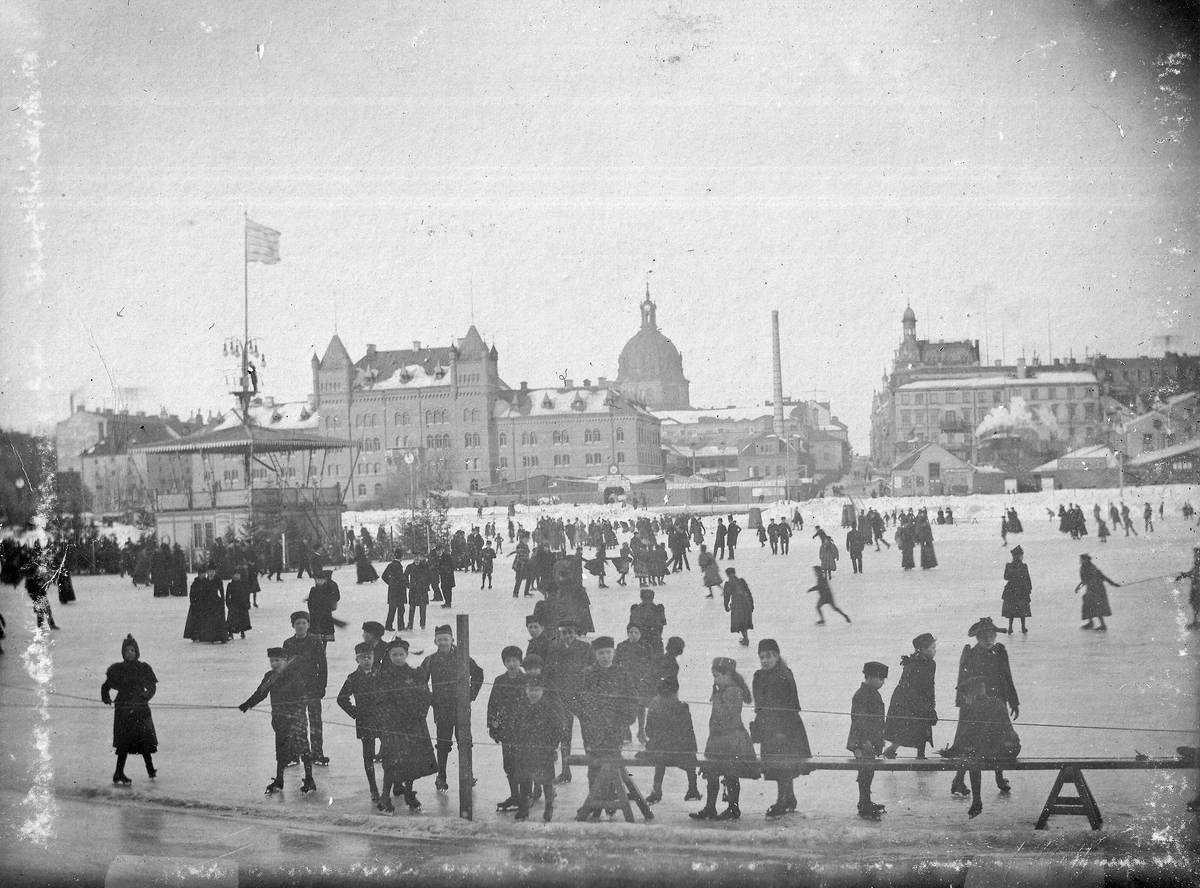 Ögonblicksbild från Nybroviken i Stockholm. Sent 1800-tal.
