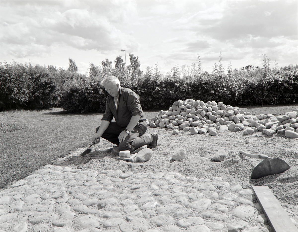 BROSTEINSLEGGING I URTEHAGEN, GUNNAR RØISLIHDH. 100