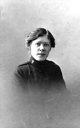 Portrett av en kvinne i frelsesarmeuniform, ca. 30 år gammel.