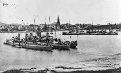 Postkort av havna i Bodø med tre torpedobåter. Kirken midt i bildet. Stemplet 04.09.1911.