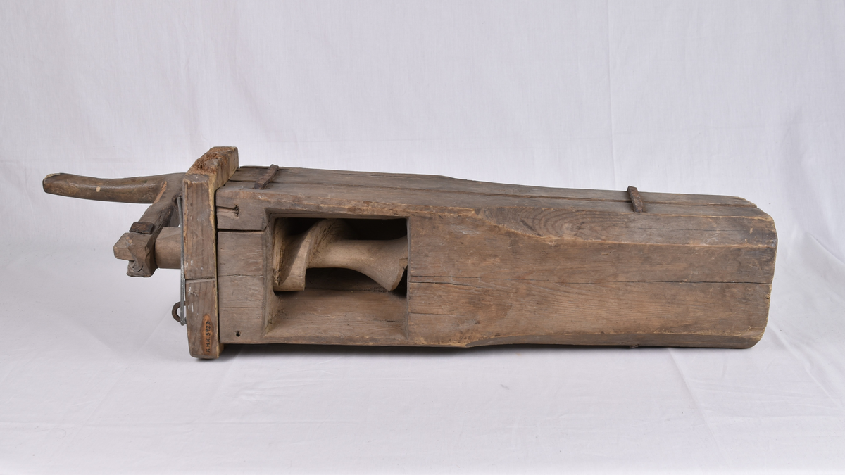 Uthult stokk med en treskrue inni koblet til en sveiv. Med denne kvernet man poteter.
