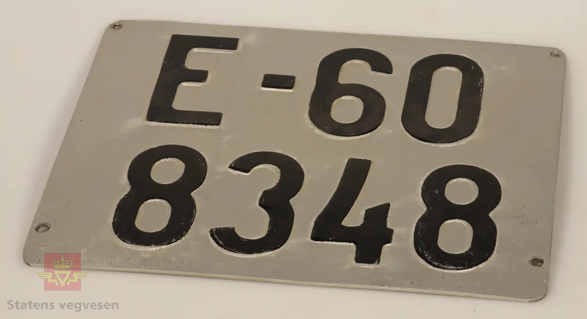 Bilskilt / bil kjennemerker:

- E - 60 8348. Grått skilt. Svart skrift. 
- E - 6477 Hotellvogn. Grått skilt. Svart skrift.
- B - 66958. Grått skilt. Svart skrift. 
- C - 5210. Grått skilt. Svart skrift. 
- C - 727143. Grått skilt. Svart skrift.
- D - 36862. Grønt skilt. Hvit skrift. 
- E - 70167. 2 stk helt likte. Grå. Svart skrift. Buet i form. Trolig sittet på motorsykkel. 
- E - 5050. Grått skilt. Svart skrift. Lagd for drosje. 
- E - 10101. Grått skilt. Svart skrift. 
- D - 1962. Grått skilt. Svart skrift. 
- D - 502139. Grått skilt. Svart skrift.
- E - 6172 Rutevogn. Grått skilt. Svart skrift.
- E - 10722 Leievogn. Grått skilt. Svart skrift. 
- E - 8487. Grått skilt. Svart skrift. 
- X - 69740. 2 stk helt like. Grått skilt. Svart skrift. 
- E - 61144. Framside hvit med rød skrift. Baksiden grønn.
- E - 79195. Grønt skilt. Hvit skrift. 
- E - 11299. Mørk grønt skilt. Hvit skrift. 
- S - 14 674. Grønt skilt. Hvit skrift. 
- F - 38 390. Grått skilt med grønn bakside. Hvit skrift. 
- Z - 56437. 2 stk helt like. Grått skilt. Hvit skrift. 
- E - 70167. Grått skilt. Svart skrift. 
- E - 10237. Grått skilt. Svart skrift. 
- Z - 93772. Grått skilt. Svart skrift.
- X - 62182. Grått skilt. Svart skrift.
- E - 12582. Grått skilt. Svart skrift. 
- E - 57033. Grått skilt. Svart skrift. 
- E - 69728. Grått skilt. Svart skrift. 
- E - 69905. Grått skilt. Svart skrift.
- A - 9444. Grått skilt. Svart skrift. 
- F - 81212. Grått skilt. Svart skrift. 
- C - 2055. Grått skilt. Svart skrift.
- S - 36887. Grått skilt. Svart skrift.
- K - 93482. Grått skilt. Svart skrift.
- I - 4332. Grått skilt. Svart skrift.
- H - 607551. Grått skilt. Svart skrift. 
- T - 49877. Grått skilt. Svart skrift. 
- W - 61974. Grått skilt. Svart skrift. 
- V - 73267. Grått skilt. Svart skrift. 
- U - 92620. Grått skilt. Svart skrift. 
- U - 90282. Grått skilt. Svart skrift. 
- U - 5055. Grått skilt. Svart skrift. 
- T - 90039. Grått skilt. Svart skrift. 
- T - 16746. Grått skilt. Svart skrift. 

