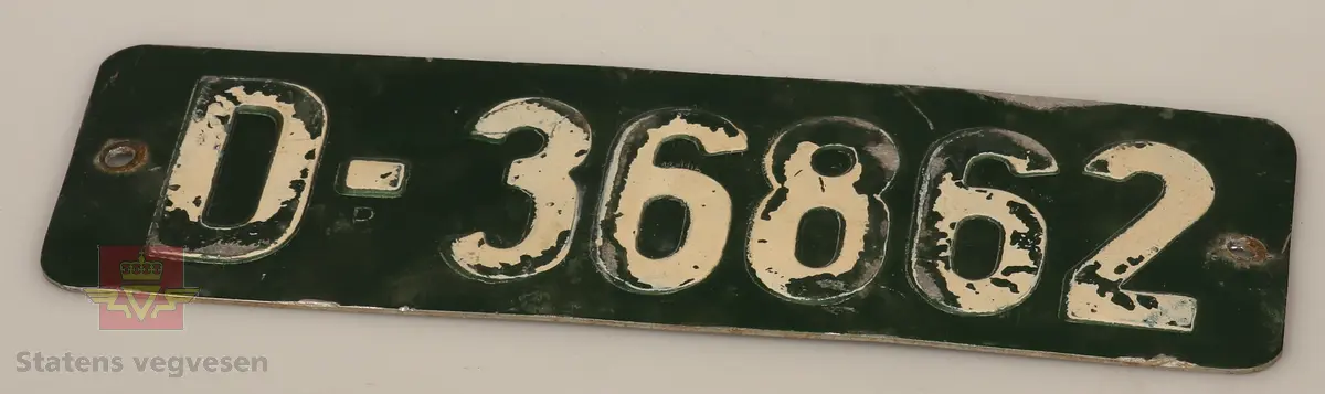 Bilskilt / bil kjennemerker:

- E - 60 8348. Grått skilt. Svart skrift. 
- E - 6477 Hotellvogn. Grått skilt. Svart skrift.
- B - 66958. Grått skilt. Svart skrift. 
- C - 5210. Grått skilt. Svart skrift. 
- C - 727143. Grått skilt. Svart skrift.
- D - 36862. Grønt skilt. Hvit skrift. 
- E - 70167. 2 stk helt likte. Grå. Svart skrift. Buet i form. Trolig sittet på motorsykkel. 
- E - 5050. Grått skilt. Svart skrift. Lagd for drosje. 
- E - 10101. Grått skilt. Svart skrift. 
- D - 1962. Grått skilt. Svart skrift. 
- D - 502139. Grått skilt. Svart skrift.
- E - 6172 Rutevogn. Grått skilt. Svart skrift.
- E - 10722 Leievogn. Grått skilt. Svart skrift. 
- E - 8487. Grått skilt. Svart skrift. 
- X - 69740. 2 stk helt like. Grått skilt. Svart skrift. 
- E - 61144. Framside hvit med rød skrift. Baksiden grønn.
- E - 79195. Grønt skilt. Hvit skrift. 
- E - 11299. Mørk grønt skilt. Hvit skrift. 
- S - 14 674. Grønt skilt. Hvit skrift. 
- F - 38 390. Grått skilt med grønn bakside. Hvit skrift. 
- Z - 56437. 2 stk helt like. Grått skilt. Hvit skrift. 
- E - 70167. Grått skilt. Svart skrift. 
- E - 10237. Grått skilt. Svart skrift. 
- Z - 93772. Grått skilt. Svart skrift.
- X - 62182. Grått skilt. Svart skrift.
- E - 12582. Grått skilt. Svart skrift. 
- E - 57033. Grått skilt. Svart skrift. 
- E - 69728. Grått skilt. Svart skrift. 
- E - 69905. Grått skilt. Svart skrift.
- A - 9444. Grått skilt. Svart skrift. 
- F - 81212. Grått skilt. Svart skrift. 
- C - 2055. Grått skilt. Svart skrift.
- S - 36887. Grått skilt. Svart skrift.
- K - 93482. Grått skilt. Svart skrift.
- I - 4332. Grått skilt. Svart skrift.
- H - 607551. Grått skilt. Svart skrift. 
- T - 49877. Grått skilt. Svart skrift. 
- W - 61974. Grått skilt. Svart skrift. 
- V - 73267. Grått skilt. Svart skrift. 
- U - 92620. Grått skilt. Svart skrift. 
- U - 90282. Grått skilt. Svart skrift. 
- U - 5055. Grått skilt. Svart skrift. 
- T - 90039. Grått skilt. Svart skrift. 
- T - 16746. Grått skilt. Svart skrift. 

