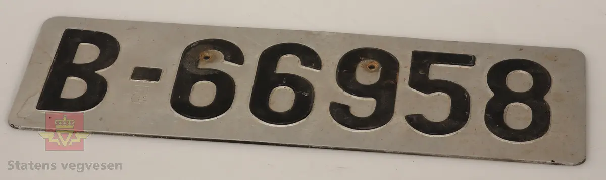 Bilskilt / bil kjennemerker:

- E - 60 8348. Grått skilt. Svart skrift. 
- E - 6477 Hotellvogn. Grått skilt. Svart skrift.
- B - 66958. Grått skilt. Svart skrift. 
- C - 5210. Grått skilt. Svart skrift. 
- C - 727143. Grått skilt. Svart skrift.
- D - 36862. Grønt skilt. Hvit skrift. 
- E - 70167. 2 stk helt likte. Grå. Svart skrift. Buet i form. Trolig sittet på motorsykkel. 
- E - 5050. Grått skilt. Svart skrift. Lagd for drosje. 
- E - 10101. Grått skilt. Svart skrift. 
- D - 1962. Grått skilt. Svart skrift. 
- D - 502139. Grått skilt. Svart skrift.
- E - 6172 Rutevogn. Grått skilt. Svart skrift.
- E - 10722 Leievogn. Grått skilt. Svart skrift. 
- E - 8487. Grått skilt. Svart skrift. 
- X - 69740. 2 stk helt like. Grått skilt. Svart skrift. 
- E - 61144. Framside hvit med rød skrift. Baksiden grønn.
- E - 79195. Grønt skilt. Hvit skrift. 
- E - 11299. Mørk grønt skilt. Hvit skrift. 
- S - 14 674. Grønt skilt. Hvit skrift. 
- F - 38 390. Grått skilt med grønn bakside. Hvit skrift. 
- Z - 56437. 2 stk helt like. Grått skilt. Hvit skrift. 
- E - 70167. Grått skilt. Svart skrift. 
- E - 10237. Grått skilt. Svart skrift. 
- Z - 93772. Grått skilt. Svart skrift.
- X - 62182. Grått skilt. Svart skrift.
- E - 12582. Grått skilt. Svart skrift. 
- E - 57033. Grått skilt. Svart skrift. 
- E - 69728. Grått skilt. Svart skrift. 
- E - 69905. Grått skilt. Svart skrift.
- A - 9444. Grått skilt. Svart skrift. 
- F - 81212. Grått skilt. Svart skrift. 
- C - 2055. Grått skilt. Svart skrift.
- S - 36887. Grått skilt. Svart skrift.
- K - 93482. Grått skilt. Svart skrift.
- I - 4332. Grått skilt. Svart skrift.
- H - 607551. Grått skilt. Svart skrift. 
- T - 49877. Grått skilt. Svart skrift. 
- W - 61974. Grått skilt. Svart skrift. 
- V - 73267. Grått skilt. Svart skrift. 
- U - 92620. Grått skilt. Svart skrift. 
- U - 90282. Grått skilt. Svart skrift. 
- U - 5055. Grått skilt. Svart skrift. 
- T - 90039. Grått skilt. Svart skrift. 
- T - 16746. Grått skilt. Svart skrift. 


