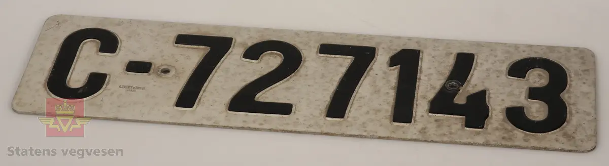 Bilskilt / bil kjennemerker:

- E - 60 8348. Grått skilt. Svart skrift. 
- E - 6477 Hotellvogn. Grått skilt. Svart skrift.
- B - 66958. Grått skilt. Svart skrift. 
- C - 5210. Grått skilt. Svart skrift. 
- C - 727143. Grått skilt. Svart skrift.
- D - 36862. Grønt skilt. Hvit skrift. 
- E - 70167. 2 stk helt likte. Grå. Svart skrift. Buet i form. Trolig sittet på motorsykkel. 
- E - 5050. Grått skilt. Svart skrift. Lagd for drosje. 
- E - 10101. Grått skilt. Svart skrift. 
- D - 1962. Grått skilt. Svart skrift. 
- D - 502139. Grått skilt. Svart skrift.
- E - 6172 Rutevogn. Grått skilt. Svart skrift.
- E - 10722 Leievogn. Grått skilt. Svart skrift. 
- E - 8487. Grått skilt. Svart skrift. 
- X - 69740. 2 stk helt like. Grått skilt. Svart skrift. 
- E - 61144. Framside hvit med rød skrift. Baksiden grønn.
- E - 79195. Grønt skilt. Hvit skrift. 
- E - 11299. Mørk grønt skilt. Hvit skrift. 
- S - 14 674. Grønt skilt. Hvit skrift. 
- F - 38 390. Grått skilt med grønn bakside. Hvit skrift. 
- Z - 56437. 2 stk helt like. Grått skilt. Hvit skrift. 
- E - 70167. Grått skilt. Svart skrift. 
- E - 10237. Grått skilt. Svart skrift. 
- Z - 93772. Grått skilt. Svart skrift.
- X - 62182. Grått skilt. Svart skrift.
- E - 12582. Grått skilt. Svart skrift. 
- E - 57033. Grått skilt. Svart skrift. 
- E - 69728. Grått skilt. Svart skrift. 
- E - 69905. Grått skilt. Svart skrift.
- A - 9444. Grått skilt. Svart skrift. 
- F - 81212. Grått skilt. Svart skrift. 
- C - 2055. Grått skilt. Svart skrift.
- S - 36887. Grått skilt. Svart skrift.
- K - 93482. Grått skilt. Svart skrift.
- I - 4332. Grått skilt. Svart skrift.
- H - 607551. Grått skilt. Svart skrift. 
- T - 49877. Grått skilt. Svart skrift. 
- W - 61974. Grått skilt. Svart skrift. 
- V - 73267. Grått skilt. Svart skrift. 
- U - 92620. Grått skilt. Svart skrift. 
- U - 90282. Grått skilt. Svart skrift. 
- U - 5055. Grått skilt. Svart skrift. 
- T - 90039. Grått skilt. Svart skrift. 
- T - 16746. Grått skilt. Svart skrift. 

