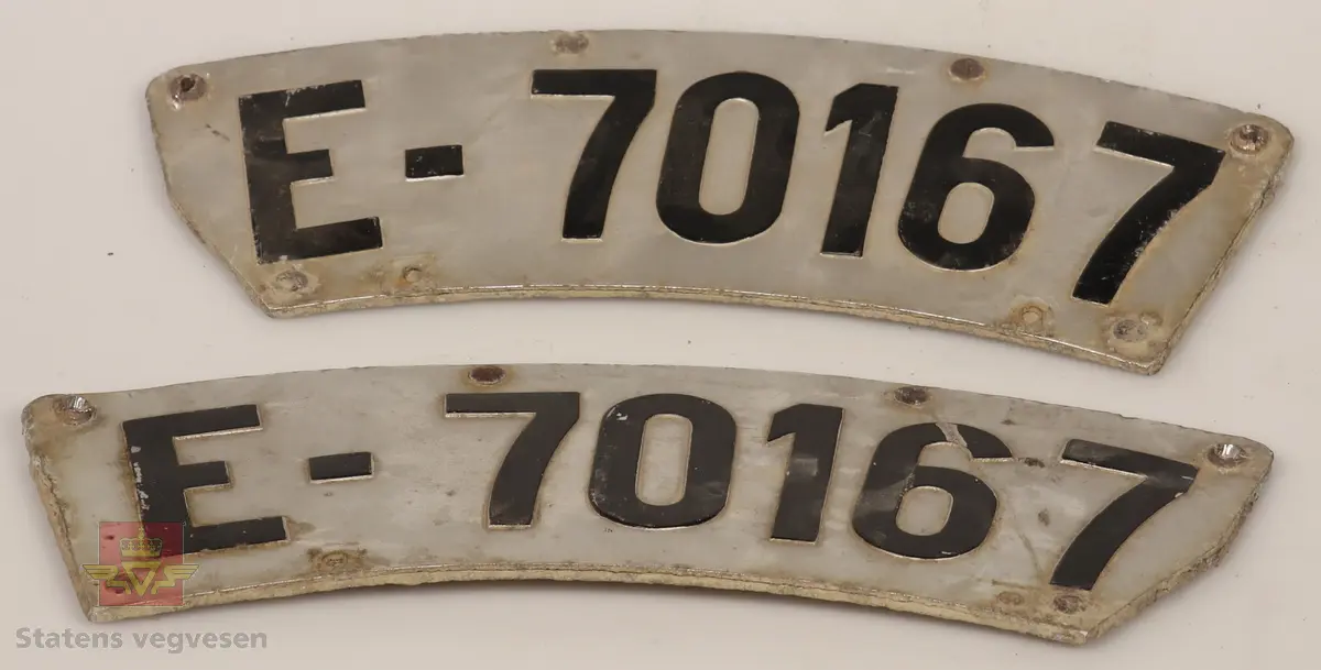 Bilskilt / bil kjennemerker:

- E - 60 8348. Grått skilt. Svart skrift. 
- E - 6477 Hotellvogn. Grått skilt. Svart skrift.
- B - 66958. Grått skilt. Svart skrift. 
- C - 5210. Grått skilt. Svart skrift. 
- C - 727143. Grått skilt. Svart skrift.
- D - 36862. Grønt skilt. Hvit skrift. 
- E - 70167. 2 stk helt likte. Grå. Svart skrift. Buet i form. Trolig sittet på motorsykkel. 
- E - 5050. Grått skilt. Svart skrift. Lagd for drosje. 
- E - 10101. Grått skilt. Svart skrift. 
- D - 1962. Grått skilt. Svart skrift. 
- D - 502139. Grått skilt. Svart skrift.
- E - 6172 Rutevogn. Grått skilt. Svart skrift.
- E - 10722 Leievogn. Grått skilt. Svart skrift. 
- E - 8487. Grått skilt. Svart skrift. 
- X - 69740. 2 stk helt like. Grått skilt. Svart skrift. 
- E - 61144. Framside hvit med rød skrift. Baksiden grønn.
- E - 79195. Grønt skilt. Hvit skrift. 
- E - 11299. Mørk grønt skilt. Hvit skrift. 
- S - 14 674. Grønt skilt. Hvit skrift. 
- F - 38 390. Grått skilt med grønn bakside. Hvit skrift. 
- Z - 56437. 2 stk helt like. Grått skilt. Hvit skrift. 
- E - 70167. Grått skilt. Svart skrift. 
- E - 10237. Grått skilt. Svart skrift. 
- Z - 93772. Grått skilt. Svart skrift.
- X - 62182. Grått skilt. Svart skrift.
- E - 12582. Grått skilt. Svart skrift. 
- E - 57033. Grått skilt. Svart skrift. 
- E - 69728. Grått skilt. Svart skrift. 
- E - 69905. Grått skilt. Svart skrift.
- A - 9444. Grått skilt. Svart skrift. 
- F - 81212. Grått skilt. Svart skrift. 
- C - 2055. Grått skilt. Svart skrift.
- S - 36887. Grått skilt. Svart skrift.
- K - 93482. Grått skilt. Svart skrift.
- I - 4332. Grått skilt. Svart skrift.
- H - 607551. Grått skilt. Svart skrift. 
- T - 49877. Grått skilt. Svart skrift. 
- W - 61974. Grått skilt. Svart skrift. 
- V - 73267. Grått skilt. Svart skrift. 
- U - 92620. Grått skilt. Svart skrift. 
- U - 90282. Grått skilt. Svart skrift. 
- U - 5055. Grått skilt. Svart skrift. 
- T - 90039. Grått skilt. Svart skrift. 
- T - 16746. Grått skilt. Svart skrift. 

