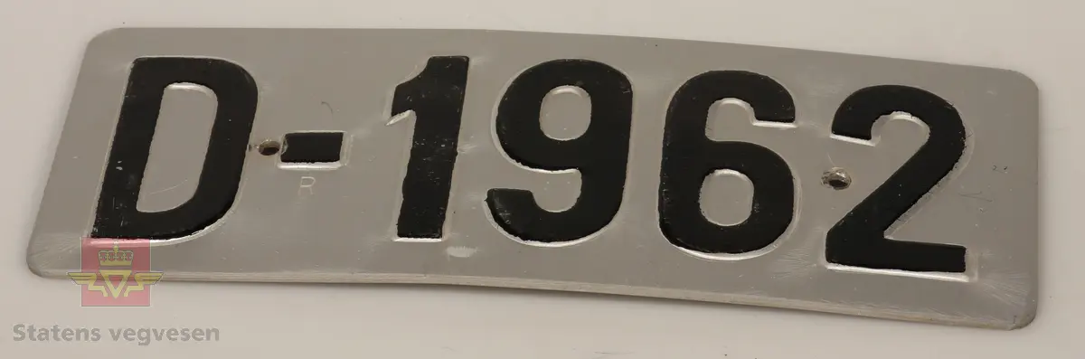 Bilskilt / bil kjennemerker:

- E - 60 8348. Grått skilt. Svart skrift. 
- E - 6477 Hotellvogn. Grått skilt. Svart skrift.
- B - 66958. Grått skilt. Svart skrift. 
- C - 5210. Grått skilt. Svart skrift. 
- C - 727143. Grått skilt. Svart skrift.
- D - 36862. Grønt skilt. Hvit skrift. 
- E - 70167. 2 stk helt likte. Grå. Svart skrift. Buet i form. Trolig sittet på motorsykkel. 
- E - 5050. Grått skilt. Svart skrift. Lagd for drosje. 
- E - 10101. Grått skilt. Svart skrift. 
- D - 1962. Grått skilt. Svart skrift. 
- D - 502139. Grått skilt. Svart skrift.
- E - 6172 Rutevogn. Grått skilt. Svart skrift.
- E - 10722 Leievogn. Grått skilt. Svart skrift. 
- E - 8487. Grått skilt. Svart skrift. 
- X - 69740. 2 stk helt like. Grått skilt. Svart skrift. 
- E - 61144. Framside hvit med rød skrift. Baksiden grønn.
- E - 79195. Grønt skilt. Hvit skrift. 
- E - 11299. Mørk grønt skilt. Hvit skrift. 
- S - 14 674. Grønt skilt. Hvit skrift. 
- F - 38 390. Grått skilt med grønn bakside. Hvit skrift. 
- Z - 56437. 2 stk helt like. Grått skilt. Hvit skrift. 
- E - 70167. Grått skilt. Svart skrift. 
- E - 10237. Grått skilt. Svart skrift. 
- Z - 93772. Grått skilt. Svart skrift.
- X - 62182. Grått skilt. Svart skrift.
- E - 12582. Grått skilt. Svart skrift. 
- E - 57033. Grått skilt. Svart skrift. 
- E - 69728. Grått skilt. Svart skrift. 
- E - 69905. Grått skilt. Svart skrift.
- A - 9444. Grått skilt. Svart skrift. 
- F - 81212. Grått skilt. Svart skrift. 
- C - 2055. Grått skilt. Svart skrift.
- S - 36887. Grått skilt. Svart skrift.
- K - 93482. Grått skilt. Svart skrift.
- I - 4332. Grått skilt. Svart skrift.
- H - 607551. Grått skilt. Svart skrift. 
- T - 49877. Grått skilt. Svart skrift. 
- W - 61974. Grått skilt. Svart skrift. 
- V - 73267. Grått skilt. Svart skrift. 
- U - 92620. Grått skilt. Svart skrift. 
- U - 90282. Grått skilt. Svart skrift. 
- U - 5055. Grått skilt. Svart skrift. 
- T - 90039. Grått skilt. Svart skrift. 
- T - 16746. Grått skilt. Svart skrift. 

