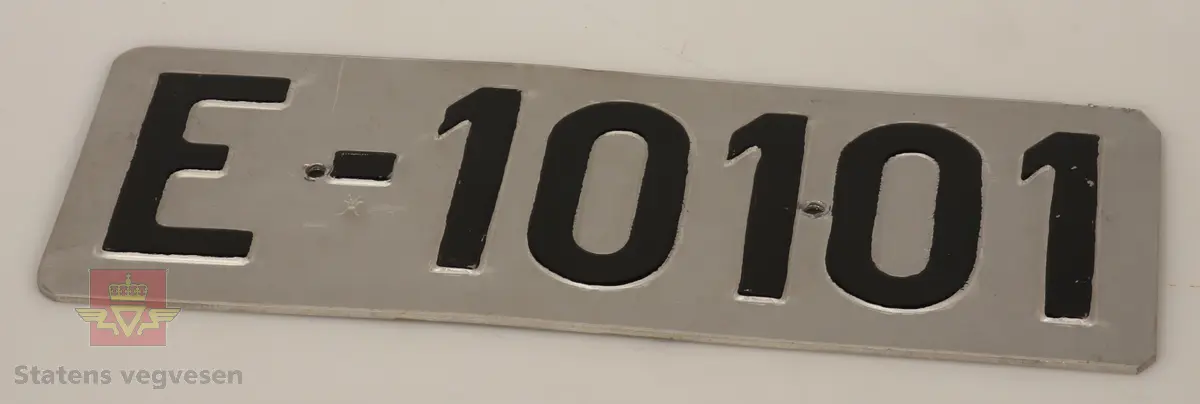Bilskilt / bil kjennemerker:

- E - 60 8348. Grått skilt. Svart skrift. 
- E - 6477 Hotellvogn. Grått skilt. Svart skrift.
- B - 66958. Grått skilt. Svart skrift. 
- C - 5210. Grått skilt. Svart skrift. 
- C - 727143. Grått skilt. Svart skrift.
- D - 36862. Grønt skilt. Hvit skrift. 
- E - 70167. 2 stk helt likte. Grå. Svart skrift. Buet i form. Trolig sittet på motorsykkel. 
- E - 5050. Grått skilt. Svart skrift. Lagd for drosje. 
- E - 10101. Grått skilt. Svart skrift. 
- D - 1962. Grått skilt. Svart skrift. 
- D - 502139. Grått skilt. Svart skrift.
- E - 6172 Rutevogn. Grått skilt. Svart skrift.
- E - 10722 Leievogn. Grått skilt. Svart skrift. 
- E - 8487. Grått skilt. Svart skrift. 
- X - 69740. 2 stk helt like. Grått skilt. Svart skrift. 
- E - 61144. Framside hvit med rød skrift. Baksiden grønn.
- E - 79195. Grønt skilt. Hvit skrift. 
- E - 11299. Mørk grønt skilt. Hvit skrift. 
- S - 14 674. Grønt skilt. Hvit skrift. 
- F - 38 390. Grått skilt med grønn bakside. Hvit skrift. 
- Z - 56437. 2 stk helt like. Grått skilt. Hvit skrift. 
- E - 70167. Grått skilt. Svart skrift. 
- E - 10237. Grått skilt. Svart skrift. 
- Z - 93772. Grått skilt. Svart skrift.
- X - 62182. Grått skilt. Svart skrift.
- E - 12582. Grått skilt. Svart skrift. 
- E - 57033. Grått skilt. Svart skrift. 
- E - 69728. Grått skilt. Svart skrift. 
- E - 69905. Grått skilt. Svart skrift.
- A - 9444. Grått skilt. Svart skrift. 
- F - 81212. Grått skilt. Svart skrift. 
- C - 2055. Grått skilt. Svart skrift.
- S - 36887. Grått skilt. Svart skrift.
- K - 93482. Grått skilt. Svart skrift.
- I - 4332. Grått skilt. Svart skrift.
- H - 607551. Grått skilt. Svart skrift. 
- T - 49877. Grått skilt. Svart skrift. 
- W - 61974. Grått skilt. Svart skrift. 
- V - 73267. Grått skilt. Svart skrift. 
- U - 92620. Grått skilt. Svart skrift. 
- U - 90282. Grått skilt. Svart skrift. 
- U - 5055. Grått skilt. Svart skrift. 
- T - 90039. Grått skilt. Svart skrift. 
- T - 16746. Grått skilt. Svart skrift. 


