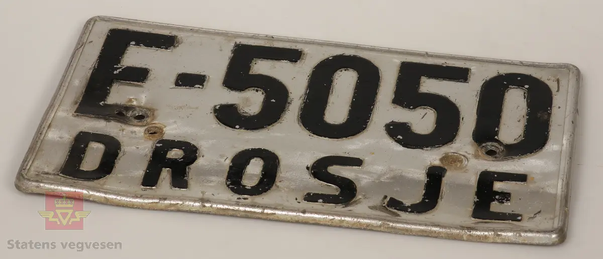 Bilskilt / bil kjennemerker:

- E - 60 8348. Grått skilt. Svart skrift. 
- E - 6477 Hotellvogn. Grått skilt. Svart skrift.
- B - 66958. Grått skilt. Svart skrift. 
- C - 5210. Grått skilt. Svart skrift. 
- C - 727143. Grått skilt. Svart skrift.
- D - 36862. Grønt skilt. Hvit skrift. 
- E - 70167. 2 stk helt likte. Grå. Svart skrift. Buet i form. Trolig sittet på motorsykkel. 
- E - 5050. Grått skilt. Svart skrift. Lagd for drosje. 
- E - 10101. Grått skilt. Svart skrift. 
- D - 1962. Grått skilt. Svart skrift. 
- D - 502139. Grått skilt. Svart skrift.
- E - 6172 Rutevogn. Grått skilt. Svart skrift.
- E - 10722 Leievogn. Grått skilt. Svart skrift. 
- E - 8487. Grått skilt. Svart skrift. 
- X - 69740. 2 stk helt like. Grått skilt. Svart skrift. 
- E - 61144. Framside hvit med rød skrift. Baksiden grønn.
- E - 79195. Grønt skilt. Hvit skrift. 
- E - 11299. Mørk grønt skilt. Hvit skrift. 
- S - 14 674. Grønt skilt. Hvit skrift. 
- F - 38 390. Grått skilt med grønn bakside. Hvit skrift. 
- Z - 56437. 2 stk helt like. Grått skilt. Hvit skrift. 
- E - 70167. Grått skilt. Svart skrift. 
- E - 10237. Grått skilt. Svart skrift. 
- Z - 93772. Grått skilt. Svart skrift.
- X - 62182. Grått skilt. Svart skrift.
- E - 12582. Grått skilt. Svart skrift. 
- E - 57033. Grått skilt. Svart skrift. 
- E - 69728. Grått skilt. Svart skrift. 
- E - 69905. Grått skilt. Svart skrift.
- A - 9444. Grått skilt. Svart skrift. 
- F - 81212. Grått skilt. Svart skrift. 
- C - 2055. Grått skilt. Svart skrift.
- S - 36887. Grått skilt. Svart skrift.
- K - 93482. Grått skilt. Svart skrift.
- I - 4332. Grått skilt. Svart skrift.
- H - 607551. Grått skilt. Svart skrift. 
- T - 49877. Grått skilt. Svart skrift. 
- W - 61974. Grått skilt. Svart skrift. 
- V - 73267. Grått skilt. Svart skrift. 
- U - 92620. Grått skilt. Svart skrift. 
- U - 90282. Grått skilt. Svart skrift. 
- U - 5055. Grått skilt. Svart skrift. 
- T - 90039. Grått skilt. Svart skrift. 
- T - 16746. Grått skilt. Svart skrift. 

