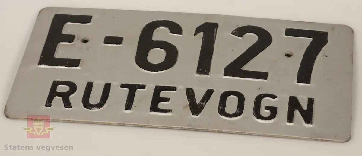 Bilskilt / bil kjennemerker:

- E - 60 8348. Grått skilt. Svart skrift. 
- E - 6477 Hotellvogn. Grått skilt. Svart skrift.
- B - 66958. Grått skilt. Svart skrift. 
- C - 5210. Grått skilt. Svart skrift. 
- C - 727143. Grått skilt. Svart skrift.
- D - 36862. Grønt skilt. Hvit skrift. 
- E - 70167. 2 stk helt likte. Grå. Svart skrift. Buet i form. Trolig sittet på motorsykkel. 
- E - 5050. Grått skilt. Svart skrift. Lagd for drosje. 
- E - 10101. Grått skilt. Svart skrift. 
- D - 1962. Grått skilt. Svart skrift. 
- D - 502139. Grått skilt. Svart skrift.
- E - 6172 Rutevogn. Grått skilt. Svart skrift.
- E - 10722 Leievogn. Grått skilt. Svart skrift. 
- E - 8487. Grått skilt. Svart skrift. 
- X - 69740. 2 stk helt like. Grått skilt. Svart skrift. 
- E - 61144. Framside hvit med rød skrift. Baksiden grønn.
- E - 79195. Grønt skilt. Hvit skrift. 
- E - 11299. Mørk grønt skilt. Hvit skrift. 
- S - 14 674. Grønt skilt. Hvit skrift. 
- F - 38 390. Grått skilt med grønn bakside. Hvit skrift. 
- Z - 56437. 2 stk helt like. Grått skilt. Hvit skrift. 
- E - 70167. Grått skilt. Svart skrift. 
- E - 10237. Grått skilt. Svart skrift. 
- Z - 93772. Grått skilt. Svart skrift.
- X - 62182. Grått skilt. Svart skrift.
- E - 12582. Grått skilt. Svart skrift. 
- E - 57033. Grått skilt. Svart skrift. 
- E - 69728. Grått skilt. Svart skrift. 
- E - 69905. Grått skilt. Svart skrift.
- A - 9444. Grått skilt. Svart skrift. 
- F - 81212. Grått skilt. Svart skrift. 
- C - 2055. Grått skilt. Svart skrift.
- S - 36887. Grått skilt. Svart skrift.
- K - 93482. Grått skilt. Svart skrift.
- I - 4332. Grått skilt. Svart skrift.
- H - 607551. Grått skilt. Svart skrift. 
- T - 49877. Grått skilt. Svart skrift. 
- W - 61974. Grått skilt. Svart skrift. 
- V - 73267. Grått skilt. Svart skrift. 
- U - 92620. Grått skilt. Svart skrift. 
- U - 90282. Grått skilt. Svart skrift. 
- U - 5055. Grått skilt. Svart skrift. 
- T - 90039. Grått skilt. Svart skrift. 
- T - 16746. Grått skilt. Svart skrift. 

