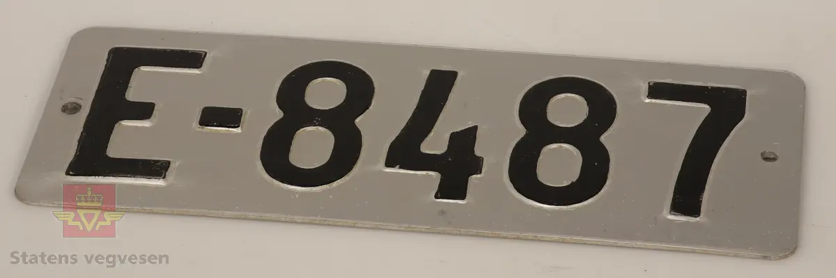 Bilskilt / bil kjennemerker:

- E - 60 8348. Grått skilt. Svart skrift. 
- E - 6477 Hotellvogn. Grått skilt. Svart skrift.
- B - 66958. Grått skilt. Svart skrift. 
- C - 5210. Grått skilt. Svart skrift. 
- C - 727143. Grått skilt. Svart skrift.
- D - 36862. Grønt skilt. Hvit skrift. 
- E - 70167. 2 stk helt likte. Grå. Svart skrift. Buet i form. Trolig sittet på motorsykkel. 
- E - 5050. Grått skilt. Svart skrift. Lagd for drosje. 
- E - 10101. Grått skilt. Svart skrift. 
- D - 1962. Grått skilt. Svart skrift. 
- D - 502139. Grått skilt. Svart skrift.
- E - 6172 Rutevogn. Grått skilt. Svart skrift.
- E - 10722 Leievogn. Grått skilt. Svart skrift. 
- E - 8487. Grått skilt. Svart skrift. 
- X - 69740. 2 stk helt like. Grått skilt. Svart skrift. 
- E - 61144. Framside hvit med rød skrift. Baksiden grønn.
- E - 79195. Grønt skilt. Hvit skrift. 
- E - 11299. Mørk grønt skilt. Hvit skrift. 
- S - 14 674. Grønt skilt. Hvit skrift. 
- F - 38 390. Grått skilt med grønn bakside. Hvit skrift. 
- Z - 56437. 2 stk helt like. Grått skilt. Hvit skrift. 
- E - 70167. Grått skilt. Svart skrift. 
- E - 10237. Grått skilt. Svart skrift. 
- Z - 93772. Grått skilt. Svart skrift.
- X - 62182. Grått skilt. Svart skrift.
- E - 12582. Grått skilt. Svart skrift. 
- E - 57033. Grått skilt. Svart skrift. 
- E - 69728. Grått skilt. Svart skrift. 
- E - 69905. Grått skilt. Svart skrift.
- A - 9444. Grått skilt. Svart skrift. 
- F - 81212. Grått skilt. Svart skrift. 
- C - 2055. Grått skilt. Svart skrift.
- S - 36887. Grått skilt. Svart skrift.
- K - 93482. Grått skilt. Svart skrift.
- I - 4332. Grått skilt. Svart skrift.
- H - 607551. Grått skilt. Svart skrift. 
- T - 49877. Grått skilt. Svart skrift. 
- W - 61974. Grått skilt. Svart skrift. 
- V - 73267. Grått skilt. Svart skrift. 
- U - 92620. Grått skilt. Svart skrift. 
- U - 90282. Grått skilt. Svart skrift. 
- U - 5055. Grått skilt. Svart skrift. 
- T - 90039. Grått skilt. Svart skrift. 
- T - 16746. Grått skilt. Svart skrift. 

