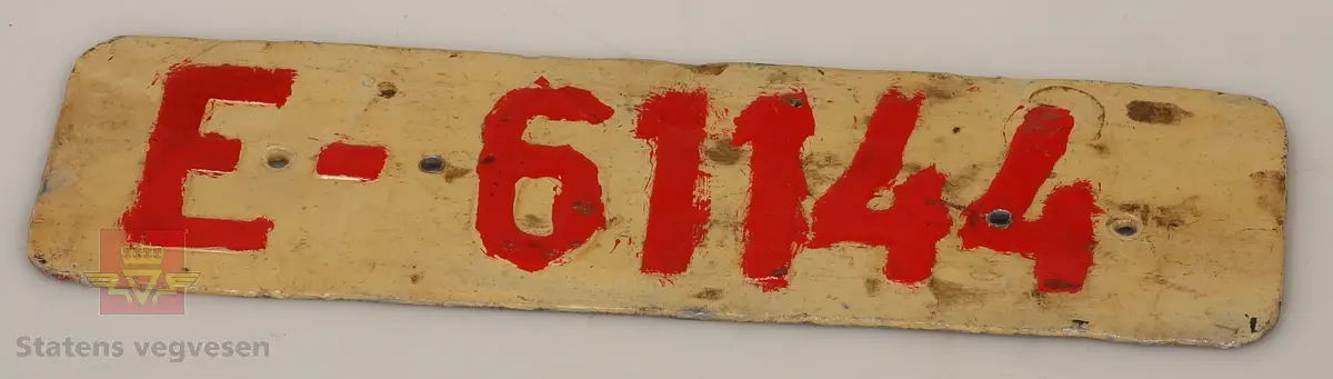 Bilskilt / bil kjennemerker:

- E - 60 8348. Grått skilt. Svart skrift. 
- E - 6477 Hotellvogn. Grått skilt. Svart skrift.
- B - 66958. Grått skilt. Svart skrift. 
- C - 5210. Grått skilt. Svart skrift. 
- C - 727143. Grått skilt. Svart skrift.
- D - 36862. Grønt skilt. Hvit skrift. 
- E - 70167. 2 stk helt likte. Grå. Svart skrift. Buet i form. Trolig sittet på motorsykkel. 
- E - 5050. Grått skilt. Svart skrift. Lagd for drosje. 
- E - 10101. Grått skilt. Svart skrift. 
- D - 1962. Grått skilt. Svart skrift. 
- D - 502139. Grått skilt. Svart skrift.
- E - 6172 Rutevogn. Grått skilt. Svart skrift.
- E - 10722 Leievogn. Grått skilt. Svart skrift. 
- E - 8487. Grått skilt. Svart skrift. 
- X - 69740. 2 stk helt like. Grått skilt. Svart skrift. 
- E - 61144. Framside hvit med rød skrift. Baksiden grønn.
- E - 79195. Grønt skilt. Hvit skrift. 
- E - 11299. Mørk grønt skilt. Hvit skrift. 
- S - 14 674. Grønt skilt. Hvit skrift. 
- F - 38 390. Grått skilt med grønn bakside. Hvit skrift. 
- Z - 56437. 2 stk helt like. Grått skilt. Hvit skrift. 
- E - 70167. Grått skilt. Svart skrift. 
- E - 10237. Grått skilt. Svart skrift. 
- Z - 93772. Grått skilt. Svart skrift.
- X - 62182. Grått skilt. Svart skrift.
- E - 12582. Grått skilt. Svart skrift. 
- E - 57033. Grått skilt. Svart skrift. 
- E - 69728. Grått skilt. Svart skrift. 
- E - 69905. Grått skilt. Svart skrift.
- A - 9444. Grått skilt. Svart skrift. 
- F - 81212. Grått skilt. Svart skrift. 
- C - 2055. Grått skilt. Svart skrift.
- S - 36887. Grått skilt. Svart skrift.
- K - 93482. Grått skilt. Svart skrift.
- I - 4332. Grått skilt. Svart skrift.
- H - 607551. Grått skilt. Svart skrift. 
- T - 49877. Grått skilt. Svart skrift. 
- W - 61974. Grått skilt. Svart skrift. 
- V - 73267. Grått skilt. Svart skrift. 
- U - 92620. Grått skilt. Svart skrift. 
- U - 90282. Grått skilt. Svart skrift. 
- U - 5055. Grått skilt. Svart skrift. 
- T - 90039. Grått skilt. Svart skrift. 
- T - 16746. Grått skilt. Svart skrift. 

