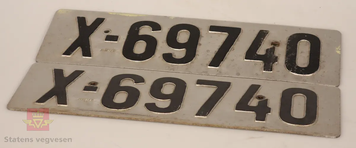 Bilskilt / bil kjennemerker:

- E - 60 8348. Grått skilt. Svart skrift. 
- E - 6477 Hotellvogn. Grått skilt. Svart skrift.
- B - 66958. Grått skilt. Svart skrift. 
- C - 5210. Grått skilt. Svart skrift. 
- C - 727143. Grått skilt. Svart skrift.
- D - 36862. Grønt skilt. Hvit skrift. 
- E - 70167. 2 stk helt likte. Grå. Svart skrift. Buet i form. Trolig sittet på motorsykkel. 
- E - 5050. Grått skilt. Svart skrift. Lagd for drosje. 
- E - 10101. Grått skilt. Svart skrift. 
- D - 1962. Grått skilt. Svart skrift. 
- D - 502139. Grått skilt. Svart skrift.
- E - 6172 Rutevogn. Grått skilt. Svart skrift.
- E - 10722 Leievogn. Grått skilt. Svart skrift. 
- E - 8487. Grått skilt. Svart skrift. 
- X - 69740. 2 stk helt like. Grått skilt. Svart skrift. 
- E - 61144. Framside hvit med rød skrift. Baksiden grønn.
- E - 79195. Grønt skilt. Hvit skrift. 
- E - 11299. Mørk grønt skilt. Hvit skrift. 
- S - 14 674. Grønt skilt. Hvit skrift. 
- F - 38 390. Grått skilt med grønn bakside. Hvit skrift. 
- Z - 56437. 2 stk helt like. Grått skilt. Hvit skrift. 
- E - 70167. Grått skilt. Svart skrift. 
- E - 10237. Grått skilt. Svart skrift. 
- Z - 93772. Grått skilt. Svart skrift.
- X - 62182. Grått skilt. Svart skrift.
- E - 12582. Grått skilt. Svart skrift. 
- E - 57033. Grått skilt. Svart skrift. 
- E - 69728. Grått skilt. Svart skrift. 
- E - 69905. Grått skilt. Svart skrift.
- A - 9444. Grått skilt. Svart skrift. 
- F - 81212. Grått skilt. Svart skrift. 
- C - 2055. Grått skilt. Svart skrift.
- S - 36887. Grått skilt. Svart skrift.
- K - 93482. Grått skilt. Svart skrift.
- I - 4332. Grått skilt. Svart skrift.
- H - 607551. Grått skilt. Svart skrift. 
- T - 49877. Grått skilt. Svart skrift. 
- W - 61974. Grått skilt. Svart skrift. 
- V - 73267. Grått skilt. Svart skrift. 
- U - 92620. Grått skilt. Svart skrift. 
- U - 90282. Grått skilt. Svart skrift. 
- U - 5055. Grått skilt. Svart skrift. 
- T - 90039. Grått skilt. Svart skrift. 
- T - 16746. Grått skilt. Svart skrift. 

