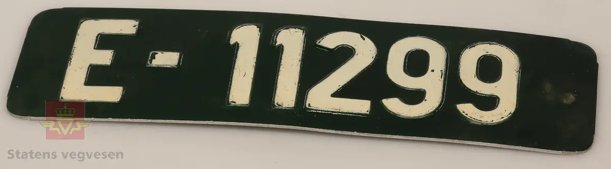 Bilskilt / bil kjennemerker:

- E - 60 8348. Grått skilt. Svart skrift. 
- E - 6477 Hotellvogn. Grått skilt. Svart skrift.
- B - 66958. Grått skilt. Svart skrift. 
- C - 5210. Grått skilt. Svart skrift. 
- C - 727143. Grått skilt. Svart skrift.
- D - 36862. Grønt skilt. Hvit skrift. 
- E - 70167. 2 stk helt likte. Grå. Svart skrift. Buet i form. Trolig sittet på motorsykkel. 
- E - 5050. Grått skilt. Svart skrift. Lagd for drosje. 
- E - 10101. Grått skilt. Svart skrift. 
- D - 1962. Grått skilt. Svart skrift. 
- D - 502139. Grått skilt. Svart skrift.
- E - 6172 Rutevogn. Grått skilt. Svart skrift.
- E - 10722 Leievogn. Grått skilt. Svart skrift. 
- E - 8487. Grått skilt. Svart skrift. 
- X - 69740. 2 stk helt like. Grått skilt. Svart skrift. 
- E - 61144. Framside hvit med rød skrift. Baksiden grønn.
- E - 79195. Grønt skilt. Hvit skrift. 
- E - 11299. Mørk grønt skilt. Hvit skrift. 
- S - 14 674. Grønt skilt. Hvit skrift. 
- F - 38 390. Grått skilt med grønn bakside. Hvit skrift. 
- Z - 56437. 2 stk helt like. Grått skilt. Hvit skrift. 
- E - 70167. Grått skilt. Svart skrift. 
- E - 10237. Grått skilt. Svart skrift. 
- Z - 93772. Grått skilt. Svart skrift.
- X - 62182. Grått skilt. Svart skrift.
- E - 12582. Grått skilt. Svart skrift. 
- E - 57033. Grått skilt. Svart skrift. 
- E - 69728. Grått skilt. Svart skrift. 
- E - 69905. Grått skilt. Svart skrift.
- A - 9444. Grått skilt. Svart skrift. 
- F - 81212. Grått skilt. Svart skrift. 
- C - 2055. Grått skilt. Svart skrift.
- S - 36887. Grått skilt. Svart skrift.
- K - 93482. Grått skilt. Svart skrift.
- I - 4332. Grått skilt. Svart skrift.
- H - 607551. Grått skilt. Svart skrift. 
- T - 49877. Grått skilt. Svart skrift. 
- W - 61974. Grått skilt. Svart skrift. 
- V - 73267. Grått skilt. Svart skrift. 
- U - 92620. Grått skilt. Svart skrift. 
- U - 90282. Grått skilt. Svart skrift. 
- U - 5055. Grått skilt. Svart skrift. 
- T - 90039. Grått skilt. Svart skrift. 
- T - 16746. Grått skilt. Svart skrift. 

