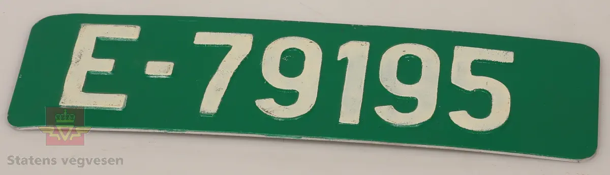 Bilskilt / bil kjennemerker:

- E - 60 8348. Grått skilt. Svart skrift. 
- E - 6477 Hotellvogn. Grått skilt. Svart skrift.
- B - 66958. Grått skilt. Svart skrift. 
- C - 5210. Grått skilt. Svart skrift. 
- C - 727143. Grått skilt. Svart skrift.
- D - 36862. Grønt skilt. Hvit skrift. 
- E - 70167. 2 stk helt likte. Grå. Svart skrift. Buet i form. Trolig sittet på motorsykkel. 
- E - 5050. Grått skilt. Svart skrift. Lagd for drosje. 
- E - 10101. Grått skilt. Svart skrift. 
- D - 1962. Grått skilt. Svart skrift. 
- D - 502139. Grått skilt. Svart skrift.
- E - 6172 Rutevogn. Grått skilt. Svart skrift.
- E - 10722 Leievogn. Grått skilt. Svart skrift. 
- E - 8487. Grått skilt. Svart skrift. 
- X - 69740. 2 stk helt like. Grått skilt. Svart skrift. 
- E - 61144. Framside hvit med rød skrift. Baksiden grønn.
- E - 79195. Grønt skilt. Hvit skrift. 
- E - 11299. Mørk grønt skilt. Hvit skrift. 
- S - 14 674. Grønt skilt. Hvit skrift. 
- F - 38 390. Grått skilt med grønn bakside. Hvit skrift. 
- Z - 56437. 2 stk helt like. Grått skilt. Hvit skrift. 
- E - 70167. Grått skilt. Svart skrift. 
- E - 10237. Grått skilt. Svart skrift. 
- Z - 93772. Grått skilt. Svart skrift.
- X - 62182. Grått skilt. Svart skrift.
- E - 12582. Grått skilt. Svart skrift. 
- E - 57033. Grått skilt. Svart skrift. 
- E - 69728. Grått skilt. Svart skrift. 
- E - 69905. Grått skilt. Svart skrift.
- A - 9444. Grått skilt. Svart skrift. 
- F - 81212. Grått skilt. Svart skrift. 
- C - 2055. Grått skilt. Svart skrift.
- S - 36887. Grått skilt. Svart skrift.
- K - 93482. Grått skilt. Svart skrift.
- I - 4332. Grått skilt. Svart skrift.
- H - 607551. Grått skilt. Svart skrift. 
- T - 49877. Grått skilt. Svart skrift. 
- W - 61974. Grått skilt. Svart skrift. 
- V - 73267. Grått skilt. Svart skrift. 
- U - 92620. Grått skilt. Svart skrift. 
- U - 90282. Grått skilt. Svart skrift. 
- U - 5055. Grått skilt. Svart skrift. 
- T - 90039. Grått skilt. Svart skrift. 
- T - 16746. Grått skilt. Svart skrift. 

