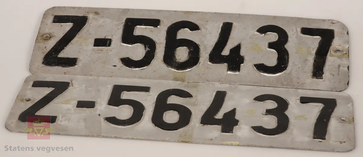 Bilskilt / bil kjennemerker:

- E - 60 8348. Grått skilt. Svart skrift. 
- E - 6477 Hotellvogn. Grått skilt. Svart skrift.
- B - 66958. Grått skilt. Svart skrift. 
- C - 5210. Grått skilt. Svart skrift. 
- C - 727143. Grått skilt. Svart skrift.
- D - 36862. Grønt skilt. Hvit skrift. 
- E - 70167. 2 stk helt likte. Grå. Svart skrift. Buet i form. Trolig sittet på motorsykkel. 
- E - 5050. Grått skilt. Svart skrift. Lagd for drosje. 
- E - 10101. Grått skilt. Svart skrift. 
- D - 1962. Grått skilt. Svart skrift. 
- D - 502139. Grått skilt. Svart skrift.
- E - 6172 Rutevogn. Grått skilt. Svart skrift.
- E - 10722 Leievogn. Grått skilt. Svart skrift. 
- E - 8487. Grått skilt. Svart skrift. 
- X - 69740. 2 stk helt like. Grått skilt. Svart skrift. 
- E - 61144. Framside hvit med rød skrift. Baksiden grønn.
- E - 79195. Grønt skilt. Hvit skrift. 
- E - 11299. Mørk grønt skilt. Hvit skrift. 
- S - 14 674. Grønt skilt. Hvit skrift. 
- F - 38 390. Grått skilt med grønn bakside. Hvit skrift. 
- Z - 56437. 2 stk helt like. Grått skilt. Hvit skrift. 
- E - 70167. Grått skilt. Svart skrift. 
- E - 10237. Grått skilt. Svart skrift. 
- Z - 93772. Grått skilt. Svart skrift.
- X - 62182. Grått skilt. Svart skrift.
- E - 12582. Grått skilt. Svart skrift. 
- E - 57033. Grått skilt. Svart skrift. 
- E - 69728. Grått skilt. Svart skrift. 
- E - 69905. Grått skilt. Svart skrift.
- A - 9444. Grått skilt. Svart skrift. 
- F - 81212. Grått skilt. Svart skrift. 
- C - 2055. Grått skilt. Svart skrift.
- S - 36887. Grått skilt. Svart skrift.
- K - 93482. Grått skilt. Svart skrift.
- I - 4332. Grått skilt. Svart skrift.
- H - 607551. Grått skilt. Svart skrift. 
- T - 49877. Grått skilt. Svart skrift. 
- W - 61974. Grått skilt. Svart skrift. 
- V - 73267. Grått skilt. Svart skrift. 
- U - 92620. Grått skilt. Svart skrift. 
- U - 90282. Grått skilt. Svart skrift. 
- U - 5055. Grått skilt. Svart skrift. 
- T - 90039. Grått skilt. Svart skrift. 
- T - 16746. Grått skilt. Svart skrift. 

