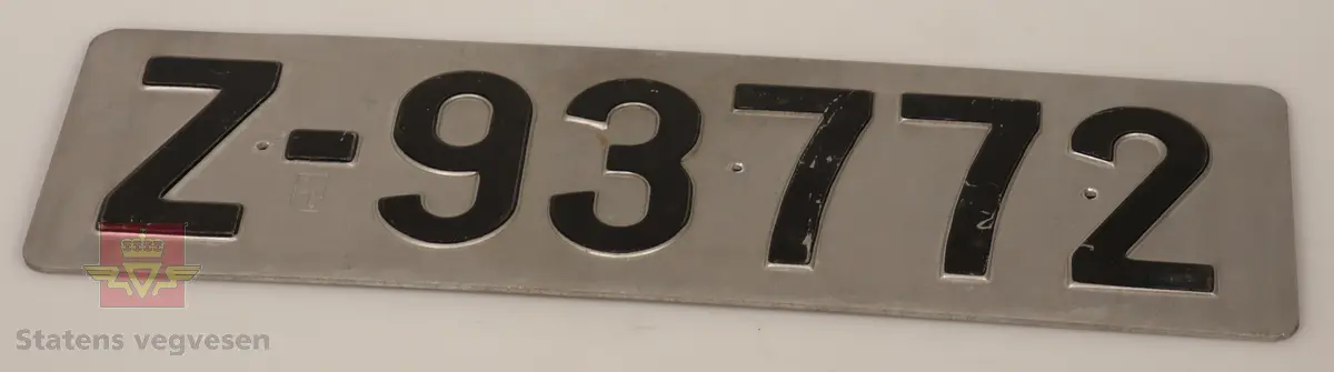 Bilskilt / bil kjennemerker:

- E - 60 8348. Grått skilt. Svart skrift. 
- E - 6477 Hotellvogn. Grått skilt. Svart skrift.
- B - 66958. Grått skilt. Svart skrift. 
- C - 5210. Grått skilt. Svart skrift. 
- C - 727143. Grått skilt. Svart skrift.
- D - 36862. Grønt skilt. Hvit skrift. 
- E - 70167. 2 stk helt likte. Grå. Svart skrift. Buet i form. Trolig sittet på motorsykkel. 
- E - 5050. Grått skilt. Svart skrift. Lagd for drosje. 
- E - 10101. Grått skilt. Svart skrift. 
- D - 1962. Grått skilt. Svart skrift. 
- D - 502139. Grått skilt. Svart skrift.
- E - 6172 Rutevogn. Grått skilt. Svart skrift.
- E - 10722 Leievogn. Grått skilt. Svart skrift. 
- E - 8487. Grått skilt. Svart skrift. 
- X - 69740. 2 stk helt like. Grått skilt. Svart skrift. 
- E - 61144. Framside hvit med rød skrift. Baksiden grønn.
- E - 79195. Grønt skilt. Hvit skrift. 
- E - 11299. Mørk grønt skilt. Hvit skrift. 
- S - 14 674. Grønt skilt. Hvit skrift. 
- F - 38 390. Grått skilt med grønn bakside. Hvit skrift. 
- Z - 56437. 2 stk helt like. Grått skilt. Hvit skrift. 
- E - 70167. Grått skilt. Svart skrift. 
- E - 10237. Grått skilt. Svart skrift. 
- Z - 93772. Grått skilt. Svart skrift.
- X - 62182. Grått skilt. Svart skrift.
- E - 12582. Grått skilt. Svart skrift. 
- E - 57033. Grått skilt. Svart skrift. 
- E - 69728. Grått skilt. Svart skrift. 
- E - 69905. Grått skilt. Svart skrift.
- A - 9444. Grått skilt. Svart skrift. 
- F - 81212. Grått skilt. Svart skrift. 
- C - 2055. Grått skilt. Svart skrift.
- S - 36887. Grått skilt. Svart skrift.
- K - 93482. Grått skilt. Svart skrift.
- I - 4332. Grått skilt. Svart skrift.
- H - 607551. Grått skilt. Svart skrift. 
- T - 49877. Grått skilt. Svart skrift. 
- W - 61974. Grått skilt. Svart skrift. 
- V - 73267. Grått skilt. Svart skrift. 
- U - 92620. Grått skilt. Svart skrift. 
- U - 90282. Grått skilt. Svart skrift. 
- U - 5055. Grått skilt. Svart skrift. 
- T - 90039. Grått skilt. Svart skrift. 
- T - 16746. Grått skilt. Svart skrift. 

