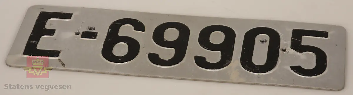 Bilskilt / bil kjennemerker:

- E - 60 8348. Grått skilt. Svart skrift. 
- E - 6477 Hotellvogn. Grått skilt. Svart skrift.
- B - 66958. Grått skilt. Svart skrift. 
- C - 5210. Grått skilt. Svart skrift. 
- C - 727143. Grått skilt. Svart skrift.
- D - 36862. Grønt skilt. Hvit skrift. 
- E - 70167. 2 stk helt likte. Grå. Svart skrift. Buet i form. Trolig sittet på motorsykkel. 
- E - 5050. Grått skilt. Svart skrift. Lagd for drosje. 
- E - 10101. Grått skilt. Svart skrift. 
- D - 1962. Grått skilt. Svart skrift. 
- D - 502139. Grått skilt. Svart skrift.
- E - 6172 Rutevogn. Grått skilt. Svart skrift.
- E - 10722 Leievogn. Grått skilt. Svart skrift. 
- E - 8487. Grått skilt. Svart skrift. 
- X - 69740. 2 stk helt like. Grått skilt. Svart skrift. 
- E - 61144. Framside hvit med rød skrift. Baksiden grønn.
- E - 79195. Grønt skilt. Hvit skrift. 
- E - 11299. Mørk grønt skilt. Hvit skrift. 
- S - 14 674. Grønt skilt. Hvit skrift. 
- F - 38 390. Grått skilt med grønn bakside. Hvit skrift. 
- Z - 56437. 2 stk helt like. Grått skilt. Hvit skrift. 
- E - 70167. Grått skilt. Svart skrift. 
- E - 10237. Grått skilt. Svart skrift. 
- Z - 93772. Grått skilt. Svart skrift.
- X - 62182. Grått skilt. Svart skrift.
- E - 12582. Grått skilt. Svart skrift. 
- E - 57033. Grått skilt. Svart skrift. 
- E - 69728. Grått skilt. Svart skrift. 
- E - 69905. Grått skilt. Svart skrift.
- A - 9444. Grått skilt. Svart skrift. 
- F - 81212. Grått skilt. Svart skrift. 
- C - 2055. Grått skilt. Svart skrift.
- S - 36887. Grått skilt. Svart skrift.
- K - 93482. Grått skilt. Svart skrift.
- I - 4332. Grått skilt. Svart skrift.
- H - 607551. Grått skilt. Svart skrift. 
- T - 49877. Grått skilt. Svart skrift. 
- W - 61974. Grått skilt. Svart skrift. 
- V - 73267. Grått skilt. Svart skrift. 
- U - 92620. Grått skilt. Svart skrift. 
- U - 90282. Grått skilt. Svart skrift. 
- U - 5055. Grått skilt. Svart skrift. 
- T - 90039. Grått skilt. Svart skrift. 
- T - 16746. Grått skilt. Svart skrift. 

