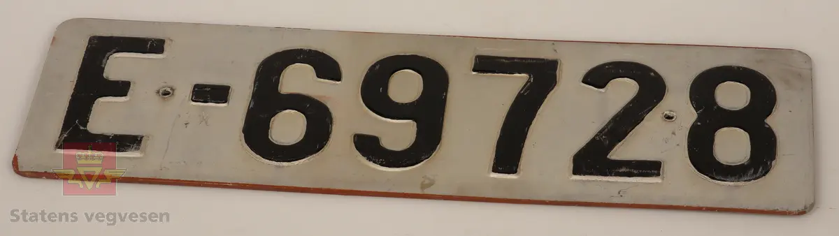Bilskilt / bil kjennemerker:

- E - 60 8348. Grått skilt. Svart skrift. 
- E - 6477 Hotellvogn. Grått skilt. Svart skrift.
- B - 66958. Grått skilt. Svart skrift. 
- C - 5210. Grått skilt. Svart skrift. 
- C - 727143. Grått skilt. Svart skrift.
- D - 36862. Grønt skilt. Hvit skrift. 
- E - 70167. 2 stk helt likte. Grå. Svart skrift. Buet i form. Trolig sittet på motorsykkel. 
- E - 5050. Grått skilt. Svart skrift. Lagd for drosje. 
- E - 10101. Grått skilt. Svart skrift. 
- D - 1962. Grått skilt. Svart skrift. 
- D - 502139. Grått skilt. Svart skrift.
- E - 6172 Rutevogn. Grått skilt. Svart skrift.
- E - 10722 Leievogn. Grått skilt. Svart skrift. 
- E - 8487. Grått skilt. Svart skrift. 
- X - 69740. 2 stk helt like. Grått skilt. Svart skrift. 
- E - 61144. Framside hvit med rød skrift. Baksiden grønn.
- E - 79195. Grønt skilt. Hvit skrift. 
- E - 11299. Mørk grønt skilt. Hvit skrift. 
- S - 14 674. Grønt skilt. Hvit skrift. 
- F - 38 390. Grått skilt med grønn bakside. Hvit skrift. 
- Z - 56437. 2 stk helt like. Grått skilt. Hvit skrift. 
- E - 70167. Grått skilt. Svart skrift. 
- E - 10237. Grått skilt. Svart skrift. 
- Z - 93772. Grått skilt. Svart skrift.
- X - 62182. Grått skilt. Svart skrift.
- E - 12582. Grått skilt. Svart skrift. 
- E - 57033. Grått skilt. Svart skrift. 
- E - 69728. Grått skilt. Svart skrift. 
- E - 69905. Grått skilt. Svart skrift.
- A - 9444. Grått skilt. Svart skrift. 
- F - 81212. Grått skilt. Svart skrift. 
- C - 2055. Grått skilt. Svart skrift.
- S - 36887. Grått skilt. Svart skrift.
- K - 93482. Grått skilt. Svart skrift.
- I - 4332. Grått skilt. Svart skrift.
- H - 607551. Grått skilt. Svart skrift. 
- T - 49877. Grått skilt. Svart skrift. 
- W - 61974. Grått skilt. Svart skrift. 
- V - 73267. Grått skilt. Svart skrift. 
- U - 92620. Grått skilt. Svart skrift. 
- U - 90282. Grått skilt. Svart skrift. 
- U - 5055. Grått skilt. Svart skrift. 
- T - 90039. Grått skilt. Svart skrift. 
- T - 16746. Grått skilt. Svart skrift. 

