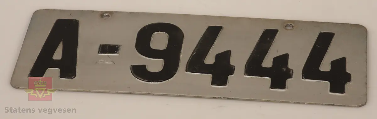 Bilskilt / bil kjennemerker:

- E - 60 8348. Grått skilt. Svart skrift. 
- E - 6477 Hotellvogn. Grått skilt. Svart skrift.
- B - 66958. Grått skilt. Svart skrift. 
- C - 5210. Grått skilt. Svart skrift. 
- C - 727143. Grått skilt. Svart skrift.
- D - 36862. Grønt skilt. Hvit skrift. 
- E - 70167. 2 stk helt likte. Grå. Svart skrift. Buet i form. Trolig sittet på motorsykkel. 
- E - 5050. Grått skilt. Svart skrift. Lagd for drosje. 
- E - 10101. Grått skilt. Svart skrift. 
- D - 1962. Grått skilt. Svart skrift. 
- D - 502139. Grått skilt. Svart skrift.
- E - 6172 Rutevogn. Grått skilt. Svart skrift.
- E - 10722 Leievogn. Grått skilt. Svart skrift. 
- E - 8487. Grått skilt. Svart skrift. 
- X - 69740. 2 stk helt like. Grått skilt. Svart skrift. 
- E - 61144. Framside hvit med rød skrift. Baksiden grønn.
- E - 79195. Grønt skilt. Hvit skrift. 
- E - 11299. Mørk grønt skilt. Hvit skrift. 
- S - 14 674. Grønt skilt. Hvit skrift. 
- F - 38 390. Grått skilt med grønn bakside. Hvit skrift. 
- Z - 56437. 2 stk helt like. Grått skilt. Hvit skrift. 
- E - 70167. Grått skilt. Svart skrift. 
- E - 10237. Grått skilt. Svart skrift. 
- Z - 93772. Grått skilt. Svart skrift.
- X - 62182. Grått skilt. Svart skrift.
- E - 12582. Grått skilt. Svart skrift. 
- E - 57033. Grått skilt. Svart skrift. 
- E - 69728. Grått skilt. Svart skrift. 
- E - 69905. Grått skilt. Svart skrift.
- A - 9444. Grått skilt. Svart skrift. 
- F - 81212. Grått skilt. Svart skrift. 
- C - 2055. Grått skilt. Svart skrift.
- S - 36887. Grått skilt. Svart skrift.
- K - 93482. Grått skilt. Svart skrift.
- I - 4332. Grått skilt. Svart skrift.
- H - 607551. Grått skilt. Svart skrift. 
- T - 49877. Grått skilt. Svart skrift. 
- W - 61974. Grått skilt. Svart skrift. 
- V - 73267. Grått skilt. Svart skrift. 
- U - 92620. Grått skilt. Svart skrift. 
- U - 90282. Grått skilt. Svart skrift. 
- U - 5055. Grått skilt. Svart skrift. 
- T - 90039. Grått skilt. Svart skrift. 
- T - 16746. Grått skilt. Svart skrift. 

