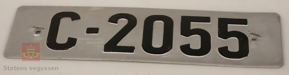 Bilskilt / bil kjennemerker:

- E - 60 8348. Grått skilt. Svart skrift. 
- E - 6477 Hotellvogn. Grått skilt. Svart skrift.
- B - 66958. Grått skilt. Svart skrift. 
- C - 5210. Grått skilt. Svart skrift. 
- C - 727143. Grått skilt. Svart skrift.
- D - 36862. Grønt skilt. Hvit skrift. 
- E - 70167. 2 stk helt likte. Grå. Svart skrift. Buet i form. Trolig sittet på motorsykkel. 
- E - 5050. Grått skilt. Svart skrift. Lagd for drosje. 
- E - 10101. Grått skilt. Svart skrift. 
- D - 1962. Grått skilt. Svart skrift. 
- D - 502139. Grått skilt. Svart skrift.
- E - 6172 Rutevogn. Grått skilt. Svart skrift.
- E - 10722 Leievogn. Grått skilt. Svart skrift. 
- E - 8487. Grått skilt. Svart skrift. 
- X - 69740. 2 stk helt like. Grått skilt. Svart skrift. 
- E - 61144. Framside hvit med rød skrift. Baksiden grønn.
- E - 79195. Grønt skilt. Hvit skrift. 
- E - 11299. Mørk grønt skilt. Hvit skrift. 
- S - 14 674. Grønt skilt. Hvit skrift. 
- F - 38 390. Grått skilt med grønn bakside. Hvit skrift. 
- Z - 56437. 2 stk helt like. Grått skilt. Hvit skrift. 
- E - 70167. Grått skilt. Svart skrift. 
- E - 10237. Grått skilt. Svart skrift. 
- Z - 93772. Grått skilt. Svart skrift.
- X - 62182. Grått skilt. Svart skrift.
- E - 12582. Grått skilt. Svart skrift. 
- E - 57033. Grått skilt. Svart skrift. 
- E - 69728. Grått skilt. Svart skrift. 
- E - 69905. Grått skilt. Svart skrift.
- A - 9444. Grått skilt. Svart skrift. 
- F - 81212. Grått skilt. Svart skrift. 
- C - 2055. Grått skilt. Svart skrift.
- S - 36887. Grått skilt. Svart skrift.
- K - 93482. Grått skilt. Svart skrift.
- I - 4332. Grått skilt. Svart skrift.
- H - 607551. Grått skilt. Svart skrift. 
- T - 49877. Grått skilt. Svart skrift. 
- W - 61974. Grått skilt. Svart skrift. 
- V - 73267. Grått skilt. Svart skrift. 
- U - 92620. Grått skilt. Svart skrift. 
- U - 90282. Grått skilt. Svart skrift. 
- U - 5055. Grått skilt. Svart skrift. 
- T - 90039. Grått skilt. Svart skrift. 
- T - 16746. Grått skilt. Svart skrift. 

