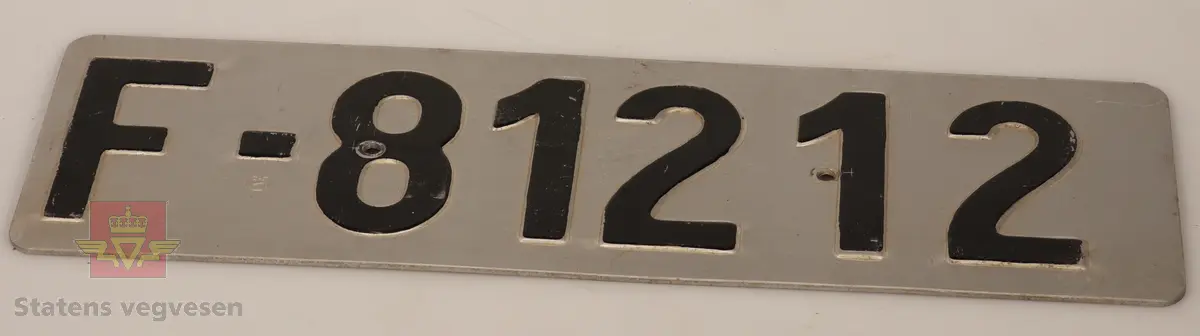 Bilskilt / bil kjennemerker:

- E - 60 8348. Grått skilt. Svart skrift. 
- E - 6477 Hotellvogn. Grått skilt. Svart skrift.
- B - 66958. Grått skilt. Svart skrift. 
- C - 5210. Grått skilt. Svart skrift. 
- C - 727143. Grått skilt. Svart skrift.
- D - 36862. Grønt skilt. Hvit skrift. 
- E - 70167. 2 stk helt likte. Grå. Svart skrift. Buet i form. Trolig sittet på motorsykkel. 
- E - 5050. Grått skilt. Svart skrift. Lagd for drosje. 
- E - 10101. Grått skilt. Svart skrift. 
- D - 1962. Grått skilt. Svart skrift. 
- D - 502139. Grått skilt. Svart skrift.
- E - 6172 Rutevogn. Grått skilt. Svart skrift.
- E - 10722 Leievogn. Grått skilt. Svart skrift. 
- E - 8487. Grått skilt. Svart skrift. 
- X - 69740. 2 stk helt like. Grått skilt. Svart skrift. 
- E - 61144. Framside hvit med rød skrift. Baksiden grønn.
- E - 79195. Grønt skilt. Hvit skrift. 
- E - 11299. Mørk grønt skilt. Hvit skrift. 
- S - 14 674. Grønt skilt. Hvit skrift. 
- F - 38 390. Grått skilt med grønn bakside. Hvit skrift. 
- Z - 56437. 2 stk helt like. Grått skilt. Hvit skrift. 
- E - 70167. Grått skilt. Svart skrift. 
- E - 10237. Grått skilt. Svart skrift. 
- Z - 93772. Grått skilt. Svart skrift.
- X - 62182. Grått skilt. Svart skrift.
- E - 12582. Grått skilt. Svart skrift. 
- E - 57033. Grått skilt. Svart skrift. 
- E - 69728. Grått skilt. Svart skrift. 
- E - 69905. Grått skilt. Svart skrift.
- A - 9444. Grått skilt. Svart skrift. 
- F - 81212. Grått skilt. Svart skrift. 
- C - 2055. Grått skilt. Svart skrift.
- S - 36887. Grått skilt. Svart skrift.
- K - 93482. Grått skilt. Svart skrift.
- I - 4332. Grått skilt. Svart skrift.
- H - 607551. Grått skilt. Svart skrift. 
- T - 49877. Grått skilt. Svart skrift. 
- W - 61974. Grått skilt. Svart skrift. 
- V - 73267. Grått skilt. Svart skrift. 
- U - 92620. Grått skilt. Svart skrift. 
- U - 90282. Grått skilt. Svart skrift. 
- U - 5055. Grått skilt. Svart skrift. 
- T - 90039. Grått skilt. Svart skrift. 
- T - 16746. Grått skilt. Svart skrift. 

