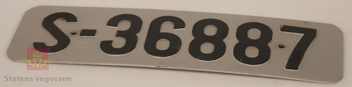 Bilskilt / bil kjennemerker:

- E - 60 8348. Grått skilt. Svart skrift. 
- E - 6477 Hotellvogn. Grått skilt. Svart skrift.
- B - 66958. Grått skilt. Svart skrift. 
- C - 5210. Grått skilt. Svart skrift. 
- C - 727143. Grått skilt. Svart skrift.
- D - 36862. Grønt skilt. Hvit skrift. 
- E - 70167. 2 stk helt likte. Grå. Svart skrift. Buet i form. Trolig sittet på motorsykkel. 
- E - 5050. Grått skilt. Svart skrift. Lagd for drosje. 
- E - 10101. Grått skilt. Svart skrift. 
- D - 1962. Grått skilt. Svart skrift. 
- D - 502139. Grått skilt. Svart skrift.
- E - 6172 Rutevogn. Grått skilt. Svart skrift.
- E - 10722 Leievogn. Grått skilt. Svart skrift. 
- E - 8487. Grått skilt. Svart skrift. 
- X - 69740. 2 stk helt like. Grått skilt. Svart skrift. 
- E - 61144. Framside hvit med rød skrift. Baksiden grønn.
- E - 79195. Grønt skilt. Hvit skrift. 
- E - 11299. Mørk grønt skilt. Hvit skrift. 
- S - 14 674. Grønt skilt. Hvit skrift. 
- F - 38 390. Grått skilt med grønn bakside. Hvit skrift. 
- Z - 56437. 2 stk helt like. Grått skilt. Hvit skrift. 
- E - 70167. Grått skilt. Svart skrift. 
- E - 10237. Grått skilt. Svart skrift. 
- Z - 93772. Grått skilt. Svart skrift.
- X - 62182. Grått skilt. Svart skrift.
- E - 12582. Grått skilt. Svart skrift. 
- E - 57033. Grått skilt. Svart skrift. 
- E - 69728. Grått skilt. Svart skrift. 
- E - 69905. Grått skilt. Svart skrift.
- A - 9444. Grått skilt. Svart skrift. 
- F - 81212. Grått skilt. Svart skrift. 
- C - 2055. Grått skilt. Svart skrift.
- S - 36887. Grått skilt. Svart skrift.
- K - 93482. Grått skilt. Svart skrift.
- I - 4332. Grått skilt. Svart skrift.
- H - 607551. Grått skilt. Svart skrift. 
- T - 49877. Grått skilt. Svart skrift. 
- W - 61974. Grått skilt. Svart skrift. 
- V - 73267. Grått skilt. Svart skrift. 
- U - 92620. Grått skilt. Svart skrift. 
- U - 90282. Grått skilt. Svart skrift. 
- U - 5055. Grått skilt. Svart skrift. 
- T - 90039. Grått skilt. Svart skrift. 
- T - 16746. Grått skilt. Svart skrift. 

