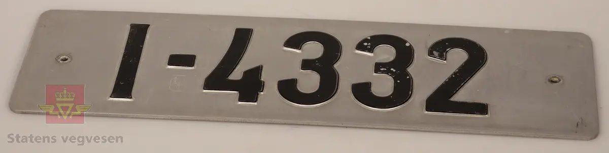 Bilskilt / bil kjennemerker:

- E - 60 8348. Grått skilt. Svart skrift. 
- E - 6477 Hotellvogn. Grått skilt. Svart skrift.
- B - 66958. Grått skilt. Svart skrift. 
- C - 5210. Grått skilt. Svart skrift. 
- C - 727143. Grått skilt. Svart skrift.
- D - 36862. Grønt skilt. Hvit skrift. 
- E - 70167. 2 stk helt likte. Grå. Svart skrift. Buet i form. Trolig sittet på motorsykkel. 
- E - 5050. Grått skilt. Svart skrift. Lagd for drosje. 
- E - 10101. Grått skilt. Svart skrift. 
- D - 1962. Grått skilt. Svart skrift. 
- D - 502139. Grått skilt. Svart skrift.
- E - 6172 Rutevogn. Grått skilt. Svart skrift.
- E - 10722 Leievogn. Grått skilt. Svart skrift. 
- E - 8487. Grått skilt. Svart skrift. 
- X - 69740. 2 stk helt like. Grått skilt. Svart skrift. 
- E - 61144. Framside hvit med rød skrift. Baksiden grønn.
- E - 79195. Grønt skilt. Hvit skrift. 
- E - 11299. Mørk grønt skilt. Hvit skrift. 
- S - 14 674. Grønt skilt. Hvit skrift. 
- F - 38 390. Grått skilt med grønn bakside. Hvit skrift. 
- Z - 56437. 2 stk helt like. Grått skilt. Hvit skrift. 
- E - 70167. Grått skilt. Svart skrift. 
- E - 10237. Grått skilt. Svart skrift. 
- Z - 93772. Grått skilt. Svart skrift.
- X - 62182. Grått skilt. Svart skrift.
- E - 12582. Grått skilt. Svart skrift. 
- E - 57033. Grått skilt. Svart skrift. 
- E - 69728. Grått skilt. Svart skrift. 
- E - 69905. Grått skilt. Svart skrift.
- A - 9444. Grått skilt. Svart skrift. 
- F - 81212. Grått skilt. Svart skrift. 
- C - 2055. Grått skilt. Svart skrift.
- S - 36887. Grått skilt. Svart skrift.
- K - 93482. Grått skilt. Svart skrift.
- I - 4332. Grått skilt. Svart skrift.
- H - 607551. Grått skilt. Svart skrift. 
- T - 49877. Grått skilt. Svart skrift. 
- W - 61974. Grått skilt. Svart skrift. 
- V - 73267. Grått skilt. Svart skrift. 
- U - 92620. Grått skilt. Svart skrift. 
- U - 90282. Grått skilt. Svart skrift. 
- U - 5055. Grått skilt. Svart skrift. 
- T - 90039. Grått skilt. Svart skrift. 
- T - 16746. Grått skilt. Svart skrift. 

