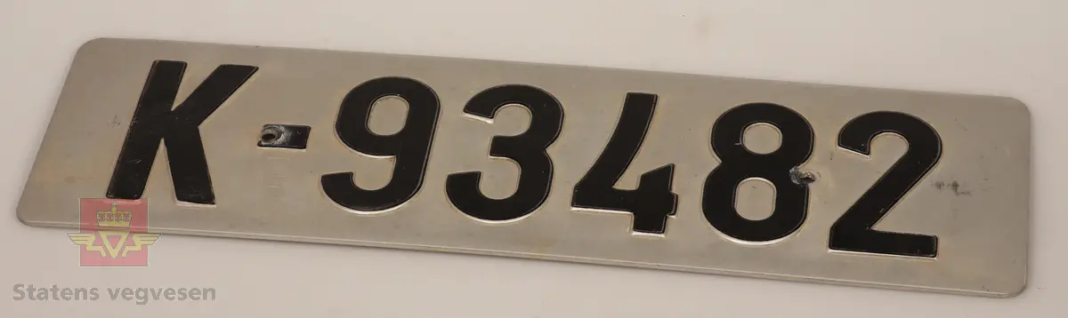 Bilskilt / bil kjennemerker:

- E - 60 8348. Grått skilt. Svart skrift. 
- E - 6477 Hotellvogn. Grått skilt. Svart skrift.
- B - 66958. Grått skilt. Svart skrift. 
- C - 5210. Grått skilt. Svart skrift. 
- C - 727143. Grått skilt. Svart skrift.
- D - 36862. Grønt skilt. Hvit skrift. 
- E - 70167. 2 stk helt likte. Grå. Svart skrift. Buet i form. Trolig sittet på motorsykkel. 
- E - 5050. Grått skilt. Svart skrift. Lagd for drosje. 
- E - 10101. Grått skilt. Svart skrift. 
- D - 1962. Grått skilt. Svart skrift. 
- D - 502139. Grått skilt. Svart skrift.
- E - 6172 Rutevogn. Grått skilt. Svart skrift.
- E - 10722 Leievogn. Grått skilt. Svart skrift. 
- E - 8487. Grått skilt. Svart skrift. 
- X - 69740. 2 stk helt like. Grått skilt. Svart skrift. 
- E - 61144. Framside hvit med rød skrift. Baksiden grønn.
- E - 79195. Grønt skilt. Hvit skrift. 
- E - 11299. Mørk grønt skilt. Hvit skrift. 
- S - 14 674. Grønt skilt. Hvit skrift. 
- F - 38 390. Grått skilt med grønn bakside. Hvit skrift. 
- Z - 56437. 2 stk helt like. Grått skilt. Hvit skrift. 
- E - 70167. Grått skilt. Svart skrift. 
- E - 10237. Grått skilt. Svart skrift. 
- Z - 93772. Grått skilt. Svart skrift.
- X - 62182. Grått skilt. Svart skrift.
- E - 12582. Grått skilt. Svart skrift. 
- E - 57033. Grått skilt. Svart skrift. 
- E - 69728. Grått skilt. Svart skrift. 
- E - 69905. Grått skilt. Svart skrift.
- A - 9444. Grått skilt. Svart skrift. 
- F - 81212. Grått skilt. Svart skrift. 
- C - 2055. Grått skilt. Svart skrift.
- S - 36887. Grått skilt. Svart skrift.
- K - 93482. Grått skilt. Svart skrift.
- I - 4332. Grått skilt. Svart skrift.
- H - 607551. Grått skilt. Svart skrift. 
- T - 49877. Grått skilt. Svart skrift. 
- W - 61974. Grått skilt. Svart skrift. 
- V - 73267. Grått skilt. Svart skrift. 
- U - 92620. Grått skilt. Svart skrift. 
- U - 90282. Grått skilt. Svart skrift. 
- U - 5055. Grått skilt. Svart skrift. 
- T - 90039. Grått skilt. Svart skrift. 
- T - 16746. Grått skilt. Svart skrift. 

