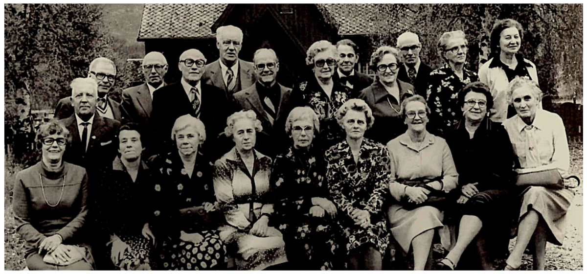 Gruppebilde, trolig 50-årskonfirmanter

