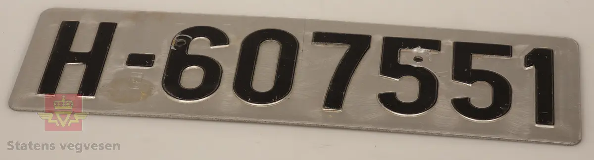 Bilskilt / bil kjennemerker:

- E - 60 8348. Grått skilt. Svart skrift. 
- E - 6477 Hotellvogn. Grått skilt. Svart skrift.
- B - 66958. Grått skilt. Svart skrift. 
- C - 5210. Grått skilt. Svart skrift. 
- C - 727143. Grått skilt. Svart skrift.
- D - 36862. Grønt skilt. Hvit skrift. 
- E - 70167. 2 stk helt likte. Grå. Svart skrift. Buet i form. Trolig sittet på motorsykkel. 
- E - 5050. Grått skilt. Svart skrift. Lagd for drosje. 
- E - 10101. Grått skilt. Svart skrift. 
- D - 1962. Grått skilt. Svart skrift. 
- D - 502139. Grått skilt. Svart skrift.
- E - 6172 Rutevogn. Grått skilt. Svart skrift.
- E - 10722 Leievogn. Grått skilt. Svart skrift. 
- E - 8487. Grått skilt. Svart skrift. 
- X - 69740. 2 stk helt like. Grått skilt. Svart skrift. 
- E - 61144. Framside hvit med rød skrift. Baksiden grønn.
- E - 79195. Grønt skilt. Hvit skrift. 
- E - 11299. Mørk grønt skilt. Hvit skrift. 
- S - 14 674. Grønt skilt. Hvit skrift. 
- F - 38 390. Grått skilt med grønn bakside. Hvit skrift. 
- Z - 56437. 2 stk helt like. Grått skilt. Hvit skrift. 
- E - 70167. Grått skilt. Svart skrift. 
- E - 10237. Grått skilt. Svart skrift. 
- Z - 93772. Grått skilt. Svart skrift.
- X - 62182. Grått skilt. Svart skrift.
- E - 12582. Grått skilt. Svart skrift. 
- E - 57033. Grått skilt. Svart skrift. 
- E - 69728. Grått skilt. Svart skrift. 
- E - 69905. Grått skilt. Svart skrift.
- A - 9444. Grått skilt. Svart skrift. 
- F - 81212. Grått skilt. Svart skrift. 
- C - 2055. Grått skilt. Svart skrift.
- S - 36887. Grått skilt. Svart skrift.
- K - 93482. Grått skilt. Svart skrift.
- I - 4332. Grått skilt. Svart skrift.
- H - 607551. Grått skilt. Svart skrift. 
- T - 49877. Grått skilt. Svart skrift. 
- W - 61974. Grått skilt. Svart skrift. 
- V - 73267. Grått skilt. Svart skrift. 
- U - 92620. Grått skilt. Svart skrift. 
- U - 90282. Grått skilt. Svart skrift. 
- U - 5055. Grått skilt. Svart skrift. 
- T - 90039. Grått skilt. Svart skrift. 
- T - 16746. Grått skilt. Svart skrift. 

